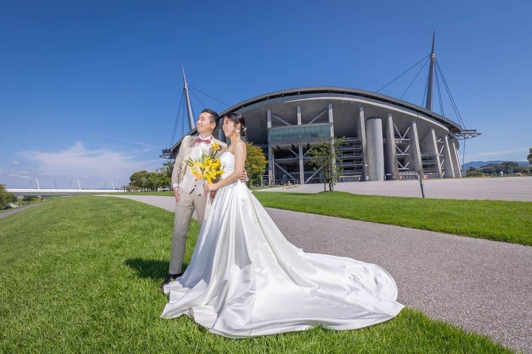 スタジオエイト 名古屋さんのインスタグラム写真 - (スタジオエイト 名古屋Instagram)「【豊田スタジアムでの撮影🏟️】 グランパスファンのお二人が選ばれたのは、やっぱりこちら✨ 中も外もフルコースで撮影ができて、外観、スタンド席、普段は絶対入れない選手ロッカールームまで！ 憧れの場所で撮影を満喫できます😍 ファンの方には堪らないのではないでしょうか⚽️  撮影可能な時期が限られますので、ぜひお早めにご検討ください⭐️  担当スタッフ⤵︎💁🏻‍♀️ 📷 @s.mochizuki.deco.ph  💄 Airi Yumioka→ HP gallery  📷photographer @t.oguri.deco.ph @s.mochizuki.deco.ph @n.kaoru.deco.ph @a.fujiwara.deco.ph @yagasaki.deco.ph ︎●sato kenta → HP gallery ●kimura mio → HP gallery ●kondo reina → HP gallery  💄hair&makeup @mitani.deco.hm @nanami.deco.hm @miharu.deco.hm @koide.deco.hm @nishimura.deco.hm @matsuyama.deco.hm ●kanamori kureha → HP gallery ●sato ayumi → HP gallery ●yukioka airi → HP gallery ●ishikawa haruka → HP gallery ●fuki ayano → HP gallery  私たちと一緒に働きませんか？ フォトグラファー、ヘアメイク、 フォトプランナーを募集中です★ @decollte_recruit  #デコルテフォト #スタジオエイト #プレ花嫁 #名古屋プレ花嫁 #ウエディングレポ #前撮りレポ #DWPG #撮る結婚式　 #ウェディングフォト #フォトウエディング #結婚準備 #前撮りポーズ #ウエディングニュース #weddingphoto #日本中のプレ花嫁さんと繋がりたい #プレ花嫁さんと繋がりたい #おしゃれさんと繋がりたい #カップルさんと繋がりたい #2023秋婚 #2023春婚 #2023夏婚 #marry花嫁 #洋装前撮り#前撮りポーズ #名古屋グランパス　#サッカー好きと繋がりたい  #豊田スタジアム　#豊田スタジアム」9月28日 21時02分 - studio8_nagoya.sakae