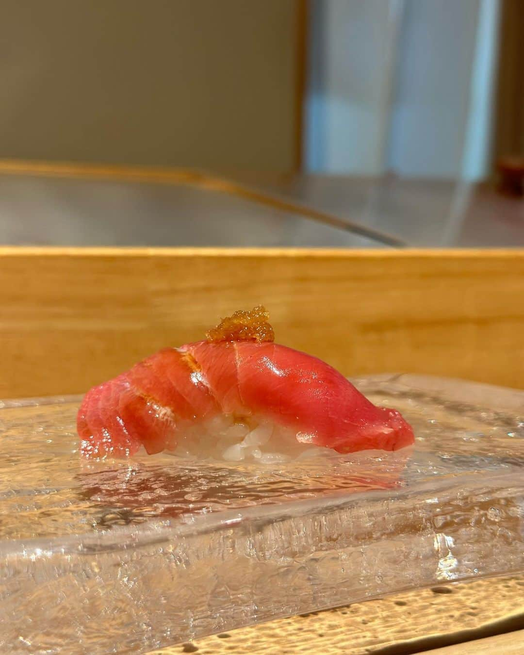 田島芽瑠のインスタグラム：「福岡ラストはいつもの照鮨さんへ🍣  お寿司がとにかく美味しい。全部全部好き😂 上品で盛り付けも綺麗。一品料理も美味しいのです。（今日は初めてすっぽんの茶碗蒸しを食べました！ポン酢のあんですっぱい茶碗蒸しが珍しく美味しかったな〜。） あとね、照鮨さんのガリが世界で一番好きなの！毎回おかわり何回もしちゃう😂今日もたくさん食べました笑  卒業公演のお弁当も作っていただいたり、 家族みんなも大好きな照鮨さん！東京帰る前に絶対行きたいと心に決めていたので最後の最後で行けてよかった〜☺️ 幸せすぎる夜でした♡ ランチもあるので是非！！！  照鮨 〒813-0017 福岡市東区香椎照葉6丁目3番12号プライムメゾン照葉 クロススタイルEAST棟C区画  西鉄バス「照葉北小学校前」バス停から徒歩2分　駐車場もあります！  ランチ　11:00～15:00(L.O.14:00)  ディナー　18:00〜22:00(L.O.21:00)  福岡は本当に食べ物が美味しいので是非楽しんで欲しいです☺︎✨ 明日からはまた東京！パワーチャージできたので頑張るぞーーーーー！  #照鮨」