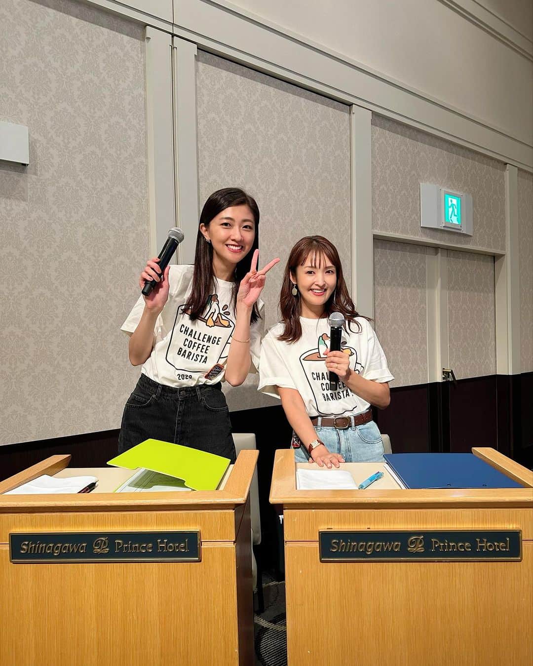 大西暁子さんのインスタグラム写真 - (大西暁子Instagram)「第３回チャレンジコーヒーバリスタが 大大大盛り上がりで終演しました☕️  今回も熊井友理奈ちゃんと MCを務めさせていただきました✨ @kumai_yurina    【チャレンジコーヒーバリスタ】は 障がいのある方たちのバリスタコンペティションを行い、「技術の向上」と「新しい雇用の創出」を目指すために開催しているイベントです🤍 　 　 みなさんの流れるように連携の取れたチームワーク！ 繊細な動き😳  どのチームとして制限時間に溢れることなく 最高の技術を披露してくださいました！  笑顔あり。涙あり。の素敵な時間でした🥰 　  3回目はコロナ禍明けということもあり 声援や歓声など！いつにも増して盛り上がりを感じました！  今回参加できなかったチームも 来年ぜひお待ちしています✨  素敵な機会を本当にありがとうございました！ 　  新婚ホヤホヤの熊ちゃんとも お話しいっぱいできて嬉しかったよー🤍  @challengecoffeebarista  #challengecoffeebarista #challenge #coffee #barista #sustainable #contest #チャレンジコーヒーバリスタ #バリスタコンテスト #コーヒー #ccb  #熊井友理奈 ちゃん」9月28日 21時03分 - akiko_onishi11