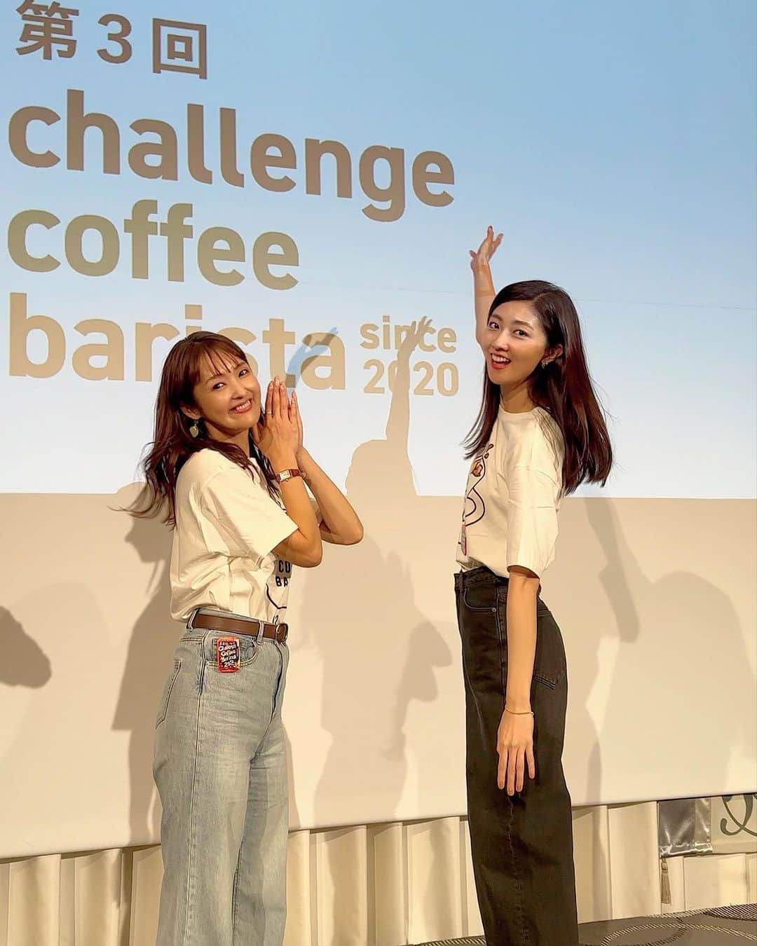 大西暁子さんのインスタグラム写真 - (大西暁子Instagram)「第３回チャレンジコーヒーバリスタが 大大大盛り上がりで終演しました☕️  今回も熊井友理奈ちゃんと MCを務めさせていただきました✨ @kumai_yurina    【チャレンジコーヒーバリスタ】は 障がいのある方たちのバリスタコンペティションを行い、「技術の向上」と「新しい雇用の創出」を目指すために開催しているイベントです🤍 　 　 みなさんの流れるように連携の取れたチームワーク！ 繊細な動き😳  どのチームとして制限時間に溢れることなく 最高の技術を披露してくださいました！  笑顔あり。涙あり。の素敵な時間でした🥰 　  3回目はコロナ禍明けということもあり 声援や歓声など！いつにも増して盛り上がりを感じました！  今回参加できなかったチームも 来年ぜひお待ちしています✨  素敵な機会を本当にありがとうございました！ 　  新婚ホヤホヤの熊ちゃんとも お話しいっぱいできて嬉しかったよー🤍  @challengecoffeebarista  #challengecoffeebarista #challenge #coffee #barista #sustainable #contest #チャレンジコーヒーバリスタ #バリスタコンテスト #コーヒー #ccb  #熊井友理奈 ちゃん」9月28日 21時03分 - akiko_onishi11