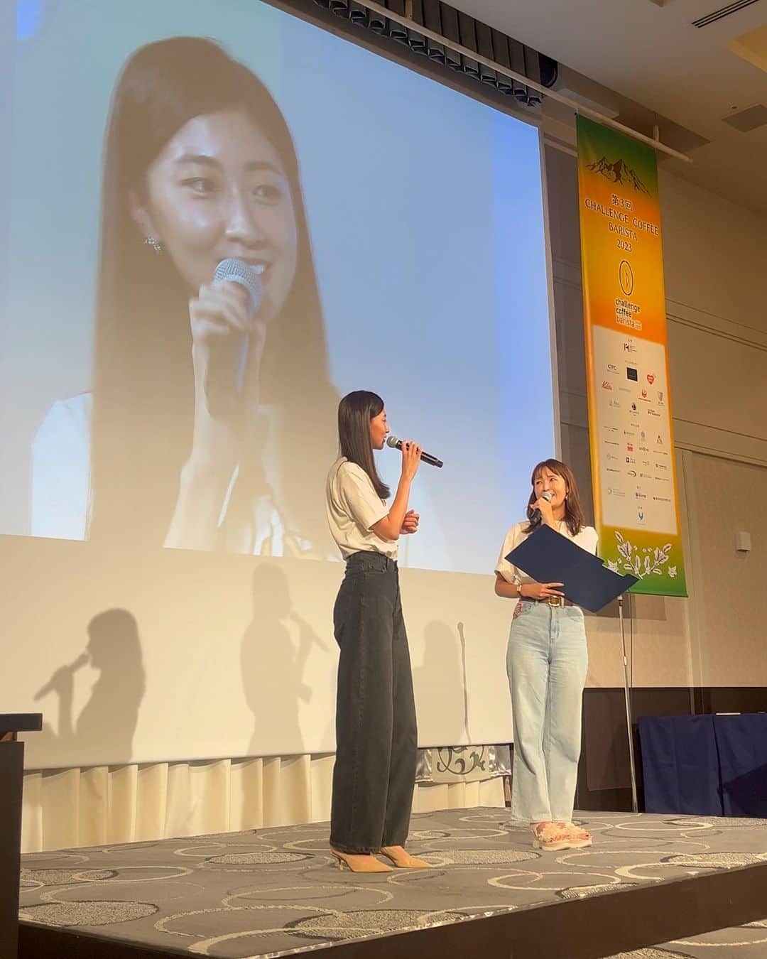 大西暁子さんのインスタグラム写真 - (大西暁子Instagram)「第３回チャレンジコーヒーバリスタが 大大大盛り上がりで終演しました☕️  今回も熊井友理奈ちゃんと MCを務めさせていただきました✨ @kumai_yurina    【チャレンジコーヒーバリスタ】は 障がいのある方たちのバリスタコンペティションを行い、「技術の向上」と「新しい雇用の創出」を目指すために開催しているイベントです🤍 　 　 みなさんの流れるように連携の取れたチームワーク！ 繊細な動き😳  どのチームとして制限時間に溢れることなく 最高の技術を披露してくださいました！  笑顔あり。涙あり。の素敵な時間でした🥰 　  3回目はコロナ禍明けということもあり 声援や歓声など！いつにも増して盛り上がりを感じました！  今回参加できなかったチームも 来年ぜひお待ちしています✨  素敵な機会を本当にありがとうございました！ 　  新婚ホヤホヤの熊ちゃんとも お話しいっぱいできて嬉しかったよー🤍  @challengecoffeebarista  #challengecoffeebarista #challenge #coffee #barista #sustainable #contest #チャレンジコーヒーバリスタ #バリスタコンテスト #コーヒー #ccb  #熊井友理奈 ちゃん」9月28日 21時03分 - akiko_onishi11