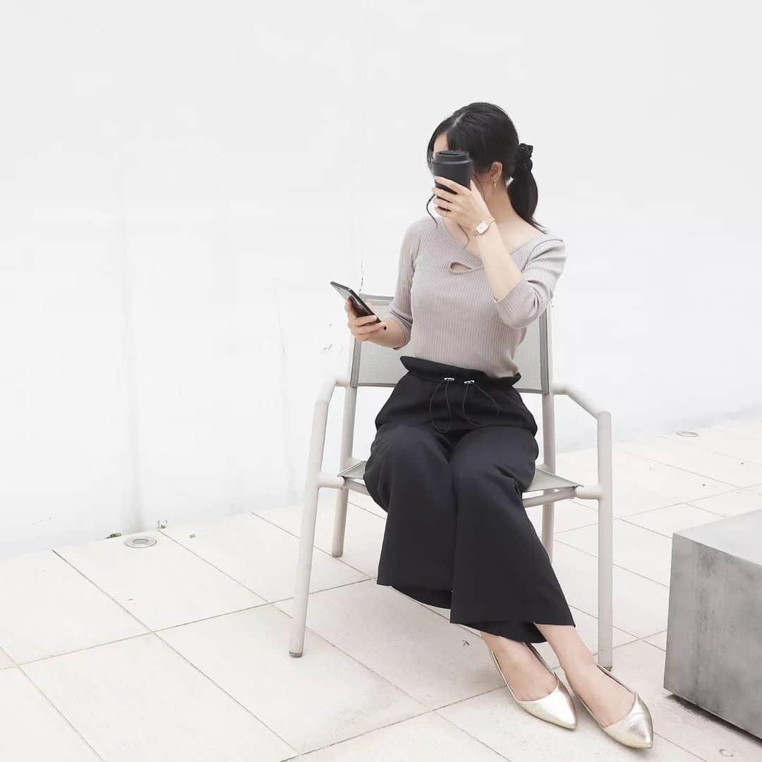 Eri Satoのインスタグラム：「【grayge×blackコーデ】 · pants: @aquagarage · @aquagarage の ドローコードパンツ ストレッチも効いてるから 毎週履いちゃうぐらい 楽なのー！！ 生地感もキレイめなので カジュアルすぎないところが 気に入ってます💓 · まーだ投稿してない夏コーデが たくさんあるよー😇 · #PR#aquagarage#アクアガレージ #高身長コーデ#ママコーデ#カジュアル #ファッション#コーディネート#プチプラ#プチプラコーデ#秋コーデ#mamagirl#locari#partegram#きれいめカジュアル#お洒落さんと繋がりたい」