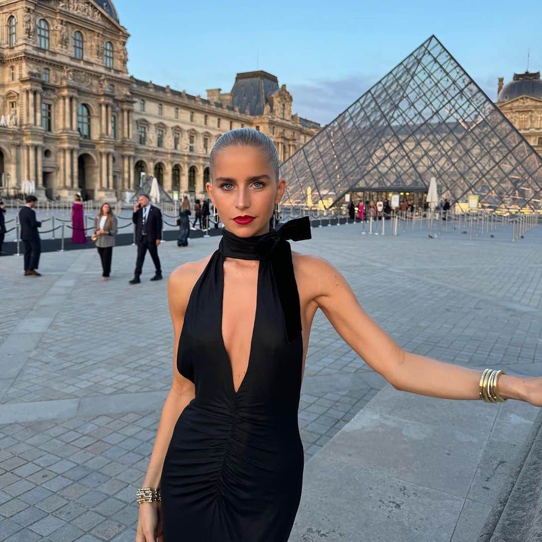 キャロライン・ダウルのインスタグラム：「Anzeige // a very special soirée at the louvre museum 🥀 @lancomeofficial #lancomexlouvre」