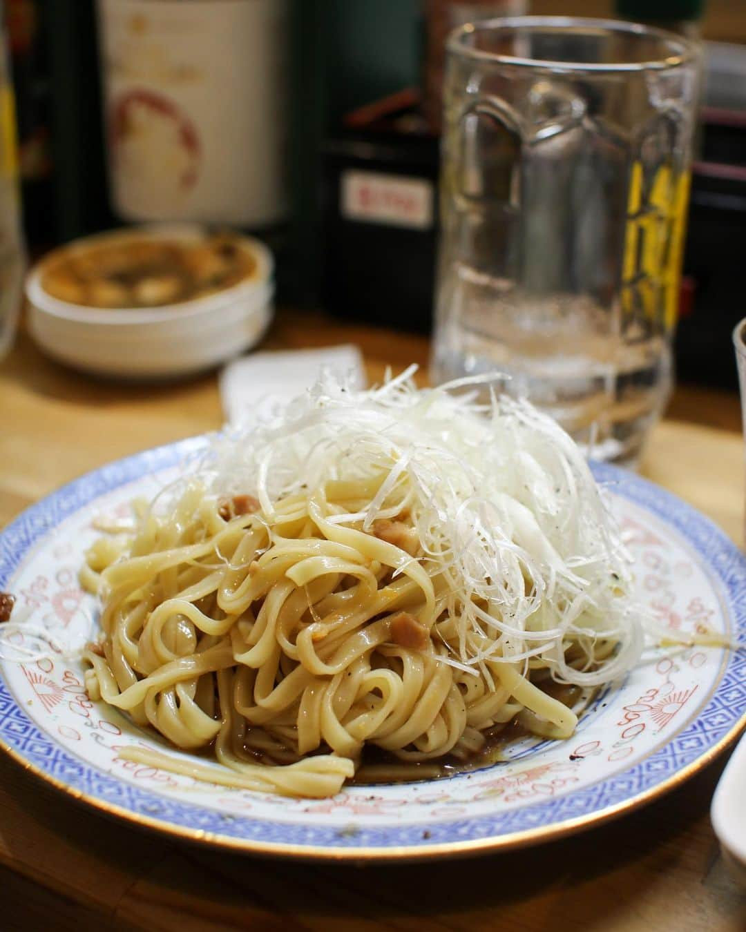 かおしさんのインスタグラム写真 - (かおしInstagram)「#かおし旅 #かおし京都旅行   薄皮でパクパク食べられる#ギョーザ泰三 さんの餃子🥟 🥟 @gyozataizo   私、泰三さんの餃子がめちゃくちゃ好き‼︎ 味、食感、焼き加減、全部好みなの😋  注文が入ってから包む餃子は、出てくるまでに少し時間がかかるのだけれど、胡瓜の漬物をつまみながら餃子の焼き上がりを待つ時間も楽しい☺️ 餃子はもちろん、香港麺も本当に美味しくて最高🥹  毎回満腹に近い状態で伺っているので、腹ペコの時にお邪魔して、もっとたくさん食べたいよ〜🙂💭  ※泰三さんは、1人につき1ドリンク＋🥟2人前のオーダーが必要です🫡  麦焼酎のウーロン茶割って、一般的には『ウーロンハイ』だけど、泰三さんでは『麦ウー』だよ🤭  #ギョーザの泰三 #泰三 #京都グルメ #京都 #京都ディナー #京都餃子 #餃子 #餃子部 #餃子専門店 #餃子好き #餃子スタグラム #餃子好きな人と繋がりたい #dumplings #gyoza #🥟 #グルメ好きな人と繋がりたい #グルメスタグラム #飲み歩き #飲み歩き女子 #美味しいもの好きな人と繋がりたい #igersjp #kyoto #kyotojapan #薄皮餃子 #美味しい #美味しいお店」9月28日 21時06分 - cao_life