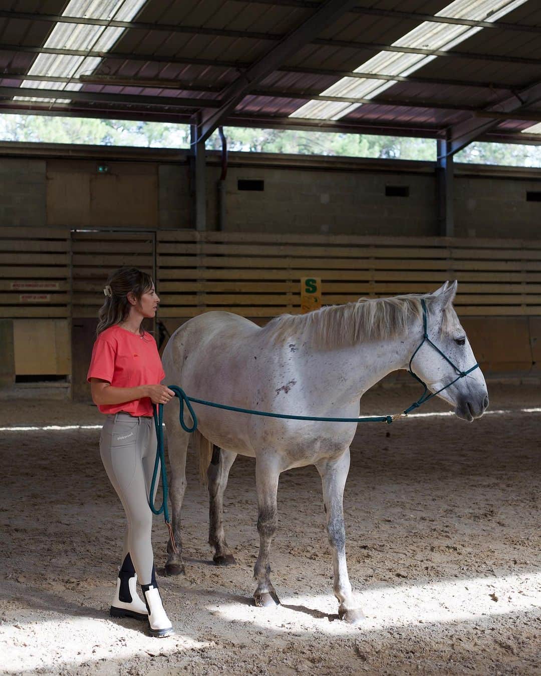 のインスタグラム：「Clap de fin d’un séjour en immersion avec la @ffequitation pour (re)découvrir l’équitation.   Ça faisait très longtemps que je n'avais pas été au contact des chevaux. Pour moi, l’équitation c’était surtout le travail en selle mais lors du séjour on a pu découvrir le travail à pied. Le but étant de capter l’attention des chevaux avec une gestuelle précise. C’est fascinant de voir l’aisance avec laquelle ils peuvent nous écouter et le lien que nous pouvons créer avec et les comprendre à notre tour en seulement quelques minutes de travail. L’attention doit être constante et c’est aussi un véritable dépassement de soi.  Et petite anecdote : lors de notre balade en fin de séjour je suis retombée sur Muck (ceux qui suivent mes story ont la ref) qui s’est mis à trotter sans prévenir, s’est baissé pour me faire descendre puis s'est roulé dans le sable. Et pendant la balade, il s'est baissé pour me faire descendre et il s'est roulé dans le sable ! J’ai été un peu surprise mais je me suis reprise en main et je suis remontée en selle directement.  L’équitation est une discipline parfaite pour renforcer sa confiance en soi. Un bon moyen de lâcher prise avec le quotidien et de se ressourcer en pratiquant une activité de pleine nature, utile aussi bien pour la santé physique que mentale. ✨ C'était une très jolie découverte pour moi!   @ffequitation #Tousacheval collaboration commerciale」