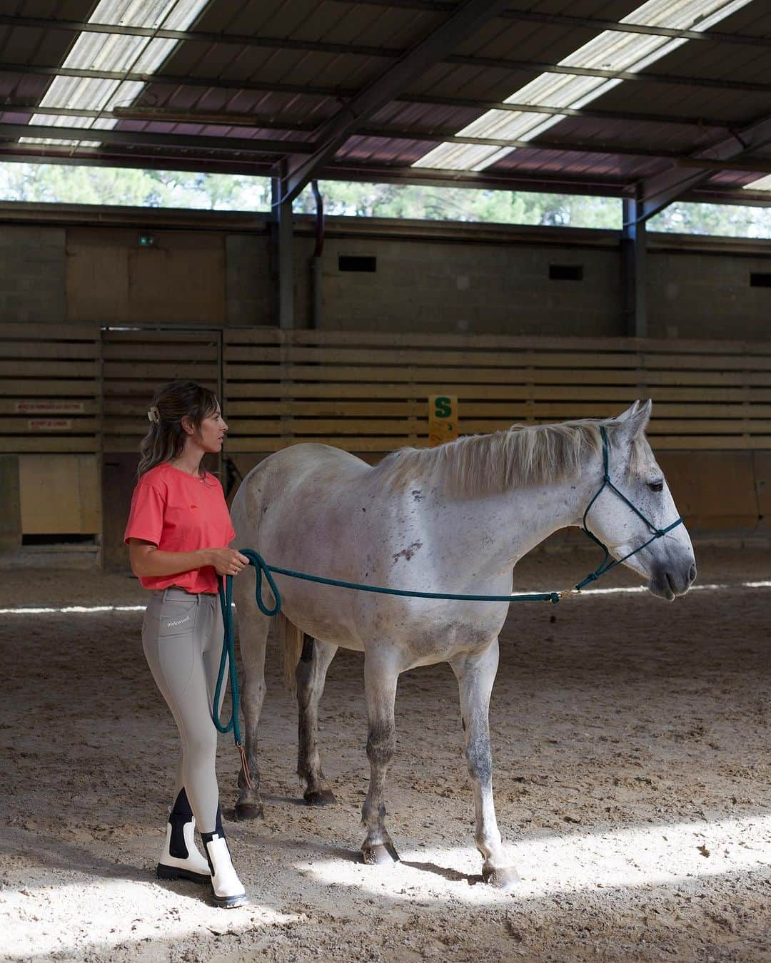 Carolineのインスタグラム：「Clap de fin d’un séjour en immersion avec la @ffequitation pour (re)découvrir l’équitation.   Ça faisait très longtemps que je n'avais pas été au contact des chevaux. Pour moi, l’équitation c’était surtout le travail en selle mais lors du séjour on a pu découvrir le travail à pied. Le but étant de capter l’attention des chevaux avec une gestuelle précise. C’est fascinant de voir l’aisance avec laquelle ils peuvent nous écouter et le lien que nous pouvons créer avec et les comprendre à notre tour en seulement quelques minutes de travail. L’attention doit être constante et c’est aussi un véritable dépassement de soi.  Et petite anecdote : lors de notre balade en fin de séjour je suis retombée sur Muck (ceux qui suivent mes story ont la ref) qui s’est mis à trotter sans prévenir, s’est baissé pour me faire descendre puis s'est roulé dans le sable. Et pendant la balade, il s'est baissé pour me faire descendre et il s'est roulé dans le sable ! J’ai été un peu surprise mais je me suis reprise en main et je suis remontée en selle directement.  L’équitation est une discipline parfaite pour renforcer sa confiance en soi. Un bon moyen de lâcher prise avec le quotidien et de se ressourcer en pratiquant une activité de pleine nature, utile aussi bien pour la santé physique que mentale. ✨ C'était une très jolie découverte pour moi!   @ffequitation #Tousacheval collaboration commerciale」