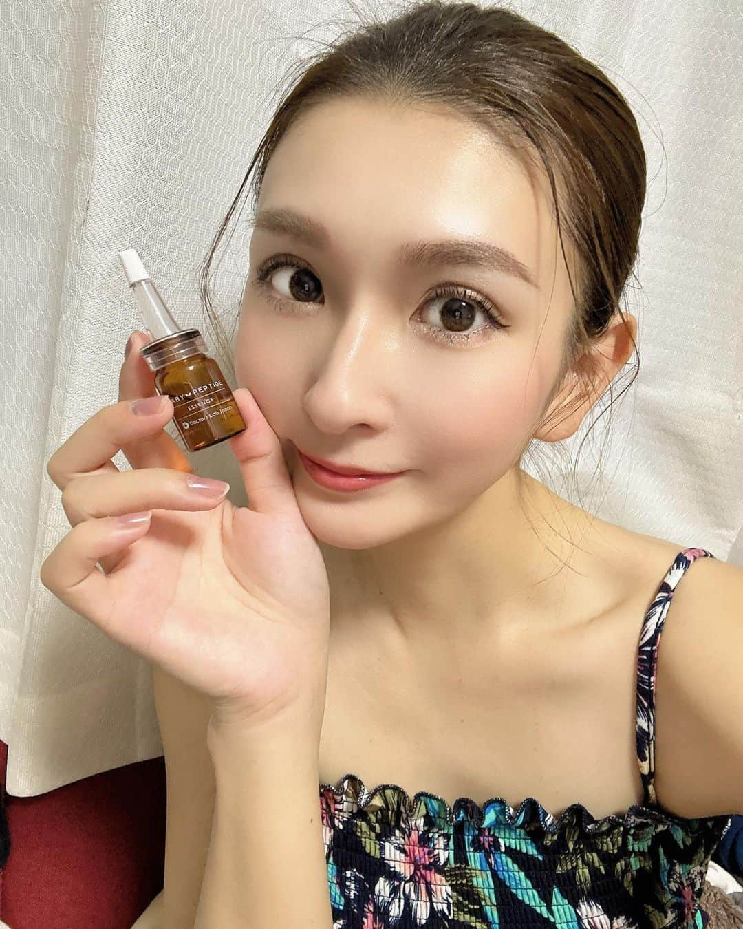 まあみさんのインスタグラム写真 - (まあみInstagram)「. . 産後なのにお肌綺麗✨️と言っていただけると 凄くテンションがあがる🥰 それも、 (@babypeptide )のおかげ🫶  ボトル1本で、 化粧水、乳液、オイル、 数種のクリーム類がそろっています。 細胞を活性化させるので 数日で違いが分かるはず✨️ 幹細胞美容液は一瞬で浸透してくれます😌 使用後はもちもち肌になります🥺 伸びがよく、ベタベタしないのも魅力的。  小さいので持ち運びにとても便利🌹 オススメの幹細胞コスメです☺️  是非チェックしてみてください🕊️ . . #babypeptide#基礎化粧品#化粧品 #basecosmetic#cosmetic#PR #美容#美活#美容好きな人と繋がりたい #bp#エッセンス#美容液#ヒト幹細胞 #ヒト幹細胞培養液#ヒト幹細胞コスメ」9月28日 21時08分 - maami_1125