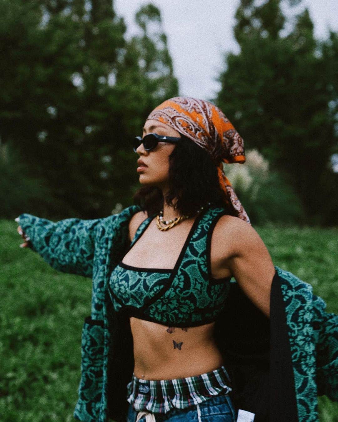 RIEHATAのインスタグラム：「Back Stage Queen👽🍃  🌿  規模とかプレッシャーとか時間が無いだとか、 もう全部飲み込んで、 とにかくこの瞬間に全集中。 魂レベルで信じて、ただただ楽しんだ！泣いた。 皆さんのおかげ🤝 らぶ🤍🌐」
