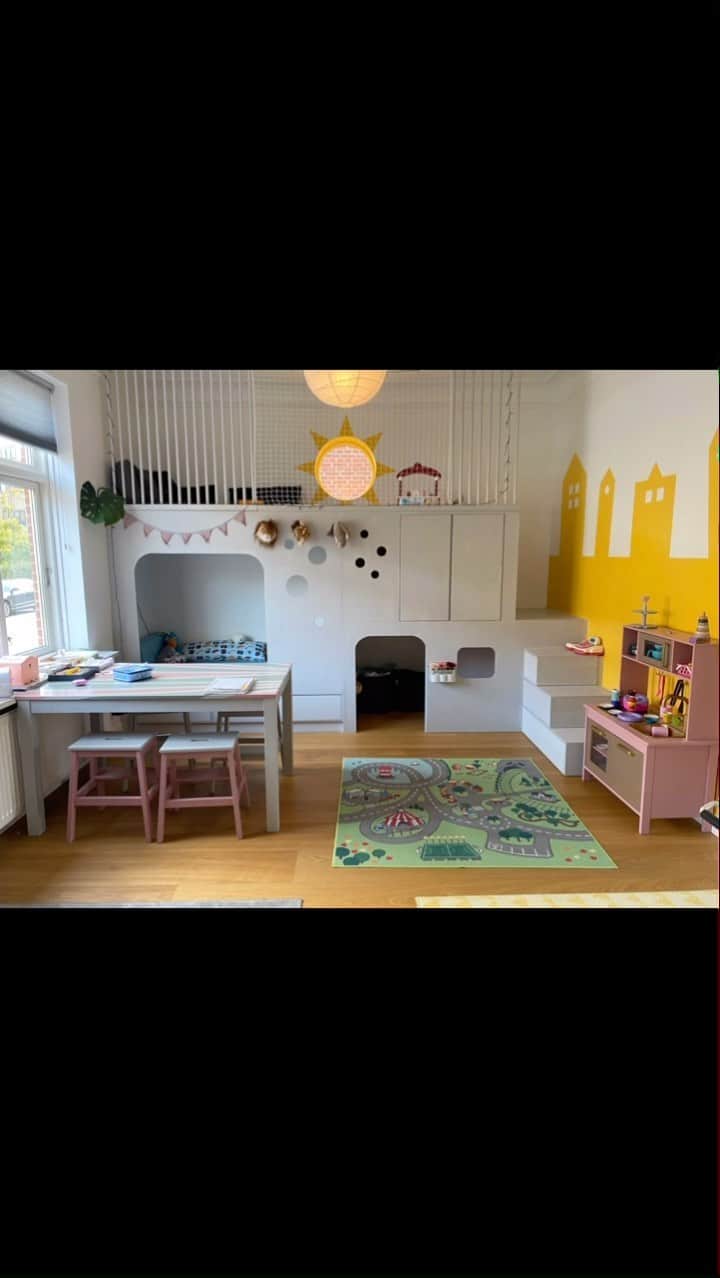 カミラ・リター・ユール & クリスティナ・ペデルセンのインスタグラム：「Efter vi har været med i Kender du typen, har flere skrevet om vores “legeværelse”, så her kommer lidt billeder fra opbygningen🤗  #legeværelse #playroom #kidsroom」