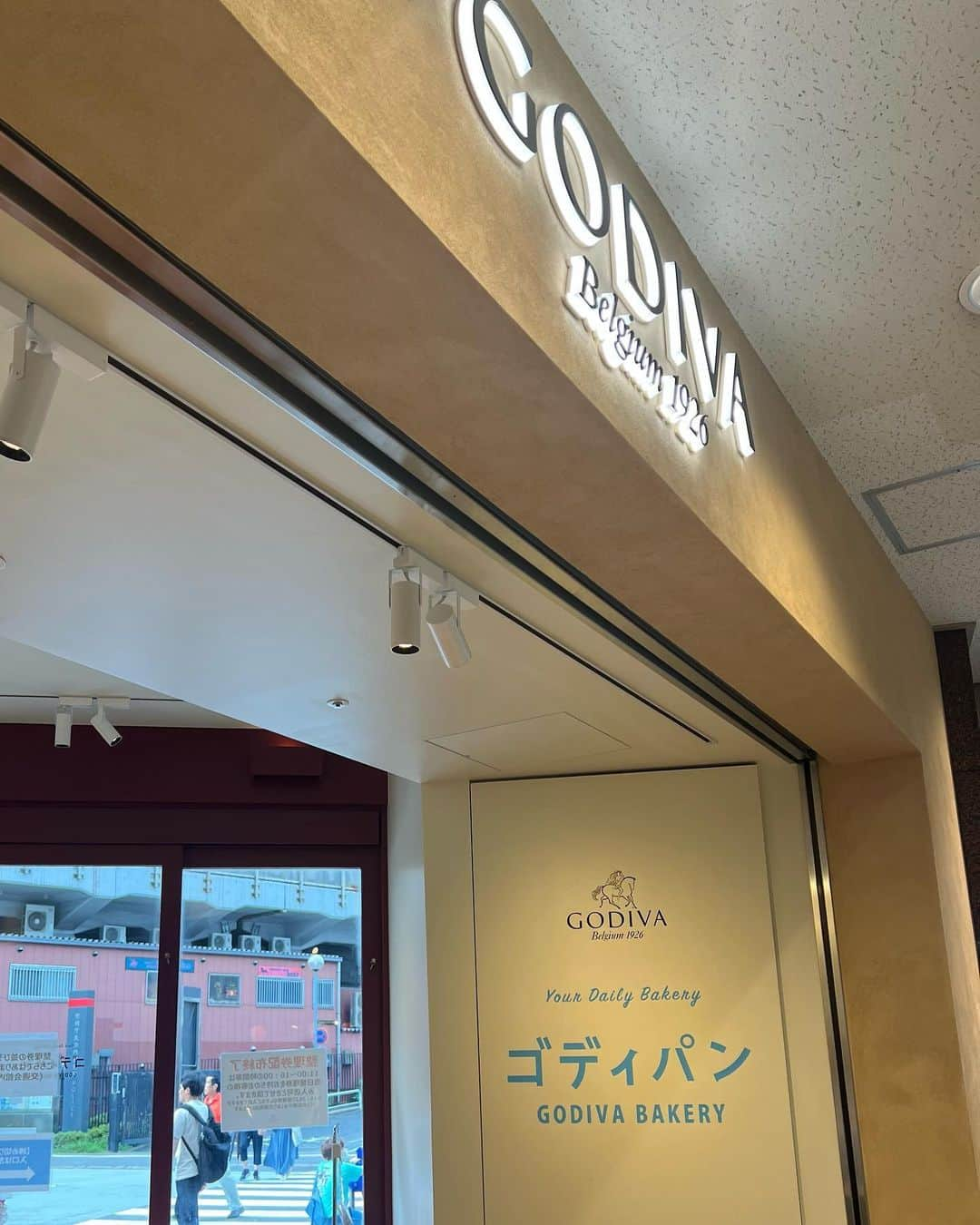 月野帯人さんのインスタグラム写真 - (月野帯人Instagram)「どれも美味しかったよ(^^) #godiva #ゴディパン#ベルギーチョコレート#パン#godivabakery #カカオフルーツ#ショコラティエ#ショコラティエのカレーパン#コロネ#ショコラコロネ#チョココロネ#全部美味しい」9月28日 21時08分 - taitotsukino