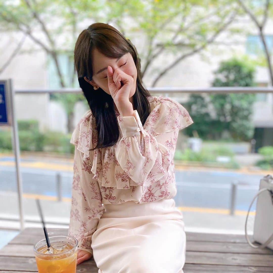 松井玲奈のインスタグラム：「スズメが寄ってきたので、プリンセスになるべく手を差し伸べたら逃げられました(´・н・｀) まだまだです。  お洋服はタグ付けしてます。」