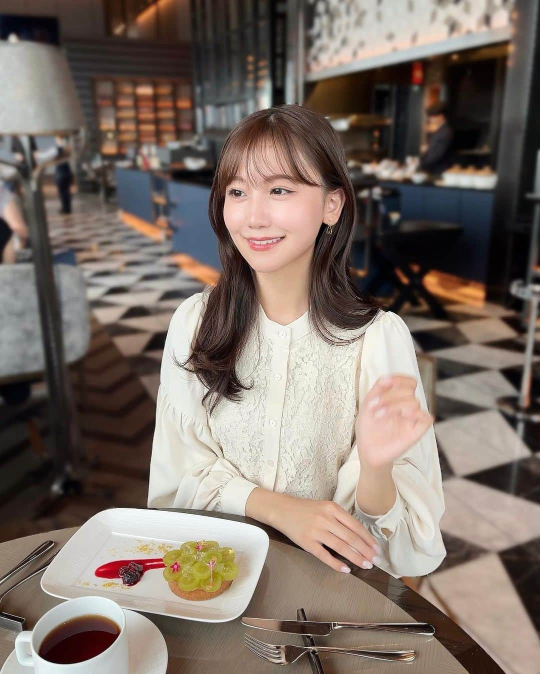 小嶋真子のインスタグラム：「📷🍂♡ ⁡ 華やかさもあり、 きちんと見えもするレースブラウス 🕊️ ⁡ お気に入りで沢山着てる..🤭🤎 ⁡ @haluhiroine_official」