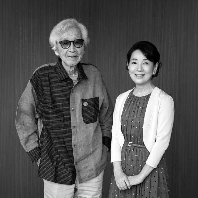 松岡みやびのインスタグラム：「山田洋次監督  NHK「プロフェッショナルの流儀」　　 @konnichihakasan   山田洋次さんと吉永小百合さんの仕事に密着  92歳の監督、90本目の作品 78歳の俳優、123本目の作品  ‪92歳の監督が、78歳の俳優にダメ出しを続けるストイックな舞台裏。‬  「上手い演技は要らないんだよ。自然な演技。台詞が無いときも目線を自然に。子どもや犬猫のほうがもっと自然にできるよ」と容赦ない言葉の刃が、国民的大女優にビシバシ向けられていてびっくりしました。  音楽も同じ。 頑張ってます！感がお客様に伝わったらまだ一流じゃないんですよね。何も努力してません〜♫というくらい自然にゆだねる空気感でなければ、お客様を癒すことはできない。  褒めない。お世辞も言わない。ずっと何ヶ月もダメ出しばかり続ける。一挙手一投足すべてに注意する。  ‪一流の人々のものづくりにかける愛と凄まじい謙虚さに、まだまだ自分なんて未熟だと思い知りました😭‬  山田洋次監督 「プロフェッショナルとは、良心をもってモノづくりをすること。子どもや孫の世代が見たときにカッコイイなやりたいなと思える仕事を残す」  吉永小百合 「引退しようと思っていたけど、まだまだ勉強しなきゃいけない。山田学校で勉強させていただくと思っている。褒められると調子に乗るから私は厳しくしてくれるほうがいい」  このようなストイックなお二人ですが、不思議と映画には現場の厳しさが表れていないんです。人情あたたかなふわ〜っと癒しの優しい空気感が終始漂う作品なんです。  きっとマウントして威張るためのパワハラじゃないからなんですね。心では誰よりも小百合さんを敬愛して尊敬しているのがわかる。  誰よりも大事な人だから、その人が酷い演技をして恥をかかないように注意してあげたい。天才だから無限の成長ができると信頼している。  愛があるからこそ、厳しくなる監督。 信じているからこそ、監督にゆだねる俳優。  私も趣味の生徒さんには優しいですが、プロをめざす講師たちには相手が泣くほど厳しくなってしまいます。  でも、100%それは愛なんですよね。 意地悪な気持ちや怒りで講師や生徒さんに注意したことは、一度もありません。本当に！  そこまでしないと、お客様を癒す作品は作れないんです。  じつは凄まじいほど細かい技術の型、表現の演出、呼吸法、メンタルトレーニングが一音一音全部にストイックに計算され尽くしているからこそ、初めて自然にエレガントに上品にふわ〜っと癒しの優しい音楽に見える。  私も本の企画書を5回も書き直しさせられて、4ヶ月のあいだ寝る時間も惜しんで心理学を勉強し解決策を考え、ダメ出しする編集者さんを恨んだ日もあるけど…（笑）  「嫌いだったらお世辞を言って他社へ行ってもらう。良い企画だと思うからこそ厳しくして売れる本をつくりたい」と言ってくださいました。  愛のあるダメ出しはありがたく受け取れる謙虚な自分でありたい！  50歳代なんて、まだまだ、ひよっ子🐣！！  何歳になっても成長させてくれる人に感謝🙏  #プロフェッショナルの流儀 昨夜放送、アーカイブ残っているのでぜひご覧ください✨」