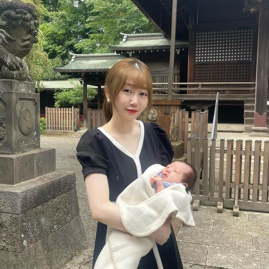 ericaさんのインスタグラム写真 - (ericaInstagram)「#herlipto   1ヶ月前ですが、安産祈願でも訪れた代々木八幡宮へお宮参りへ⛩️ 生憎のお天気でしたが、参拝中はしっかりと晴れてくれました☀️  あれから1ヶ月で息子は大成長中😎 毎日見てるから変化に気づけてなかったですが 1ヶ月前の写真と比べるとこうも違うのかーとびっくり😂  そしてバタバタと月日は流れ…9月も終わり🌕 今月は自分の誕生日もあったけど 正直そんなことを忘れてしまうくらい 目まぐるしい日々を送っていますが… 1日1日を大切にしていきたいね〜😌  Her lip toのBlackシリーズ好きすぎる！ このDressもめちゃくちゃお気に入り👗✨ あと1回くらい着てお出かけしたいなぁ〜  ◾️ Puff Sleeve Jersey Dress - black / S ¥19,000」9月28日 21時12分 - dngnchan