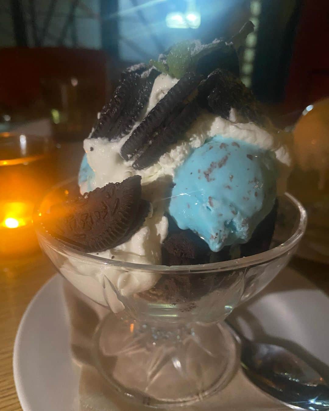 谷川愛梨のインスタグラム：「夜カフェ☕️🌠 チョコミントだいすき🍫🌱 最近はカフェ巡りにハマっていて お洒落なカフェで友達と語る時間が幸せ🫶  pulchramさんで 首肩凝り撃退ーーーっ🥊💥 定期的に通えているので 順調に全身が矯正されてきてます♪ 毎回のゴッドハンド施術のおかげで 朝起きて腰が痛くない日常が送れてて嬉しい☺️」