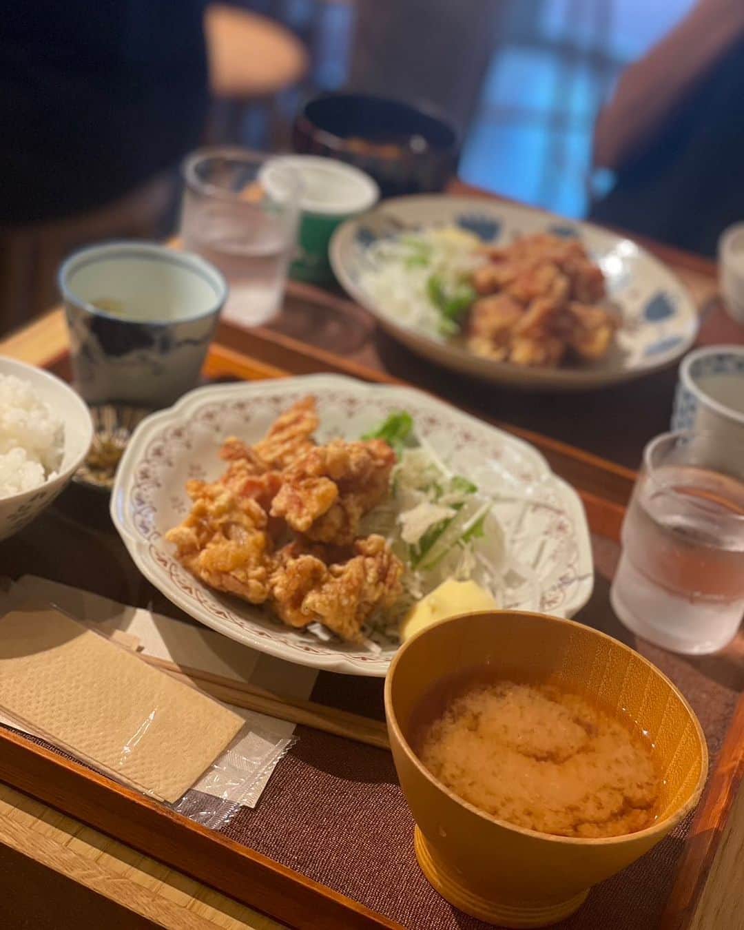 木本泉のインスタグラム：「- サクッとランチ🍱  @asatte._.menu   １人ランチにもおすすめ！ この日は @mio_omodaka と。  日替わりでメニューが変わります。 お弁当も販売されていて、最近よく食べてます😛  お米が美味しい🍚 定食屋さんで白米が美味しくないのが一番嫌、、、なので嬉しすぎる🤍  #asatte#青山一丁目ランチ#ランチ#サクッとランチ」