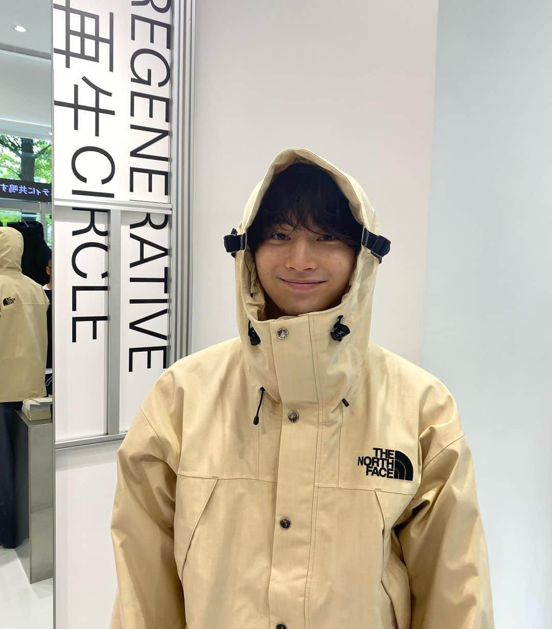 高崎凌さんのインスタグラム写真 - (高崎凌Instagram)「@regenerative_circle  @goldwin_official  @thenorthfacejp  @thenorthface.purplelabel   9月２９日から来年１月まで丸ビルの一階で開催しているREGENERATIVE CIRCLE のPOP UP SHOPにひと足先にお邪魔してきました。  構造たんぱく質素材Brewed Protein™繊維を採用したプロダクトが揃うポップアップで、環境に優しくデザイン性の高い商品がたくさんあり、どれも欲しくなってしまいました🔥  #regenerativecircle #brewedprotein #goldwin #spiber #thenorthface #nanamica #thenorthfacepurplelabel #woolrich」9月28日 21時16分 - ryo__takasaki