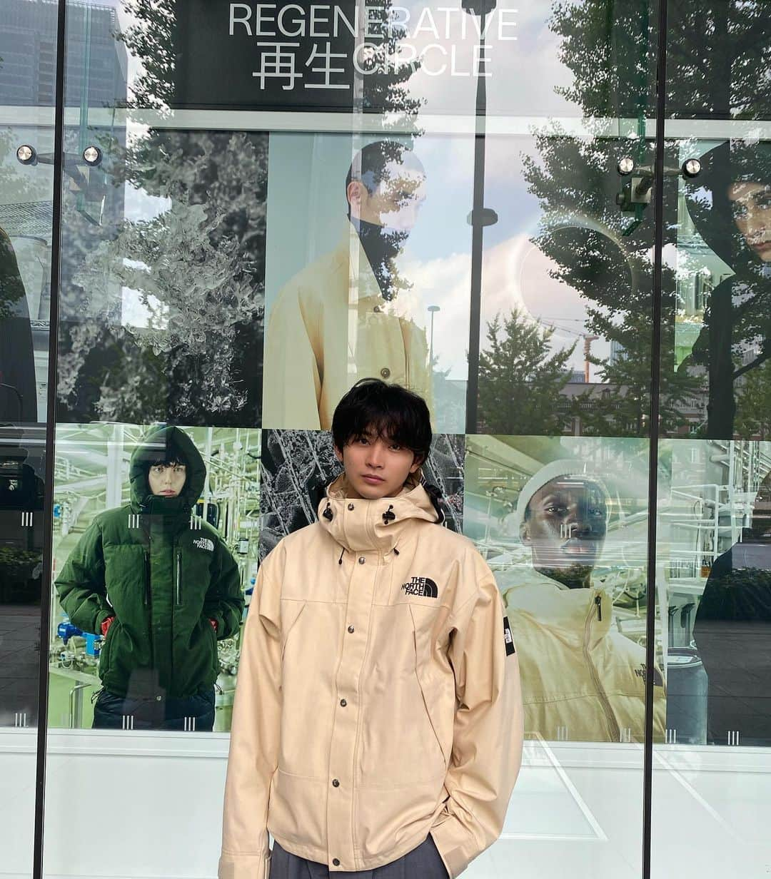 高崎凌さんのインスタグラム写真 - (高崎凌Instagram)「@regenerative_circle  @goldwin_official  @thenorthfacejp  @thenorthface.purplelabel   9月２９日から来年１月まで丸ビルの一階で開催しているREGENERATIVE CIRCLE のPOP UP SHOPにひと足先にお邪魔してきました。  構造たんぱく質素材Brewed Protein™繊維を採用したプロダクトが揃うポップアップで、環境に優しくデザイン性の高い商品がたくさんあり、どれも欲しくなってしまいました🔥  #regenerativecircle #brewedprotein #goldwin #spiber #thenorthface #nanamica #thenorthfacepurplelabel #woolrich」9月28日 21時16分 - ryo__takasaki