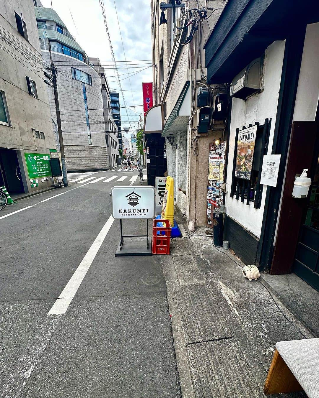 秋吉織栄（宮内かれん）さんのインスタグラム写真 - (秋吉織栄（宮内かれん）Instagram)「最近、実は蒲田が来てるのでは？！ と、思う秋吉です😋  📌蒲田にレトロオシャレバーガー屋さん発見🍔👀  『革命』とかお店の名前にしちゃうあたり めっちゃ気合い入ってる〜❤️‍🔥❤️‍🔥❤️‍🔥  珍しい💮 味噌カイワレバーガー＋目玉焼きトッピング🍳  めちゃくちゃ美味しかった❣️❣️ クラフトビールも色々あるみたいだし🍺 また行きたいーーー☺️  いただきました🙏(静岡弁)  #蒲田　#kamata #cafe  #ランチ巡り #カフェ巡り #カフェ  #ハンバーガーランチ #lunch #ランチ  #ハンバーガー #hamburger  #selfie #photooftheday #japan #beautifulflower  #trip #travel #trending」9月28日 21時16分 - orie.oliiiiie.olivia