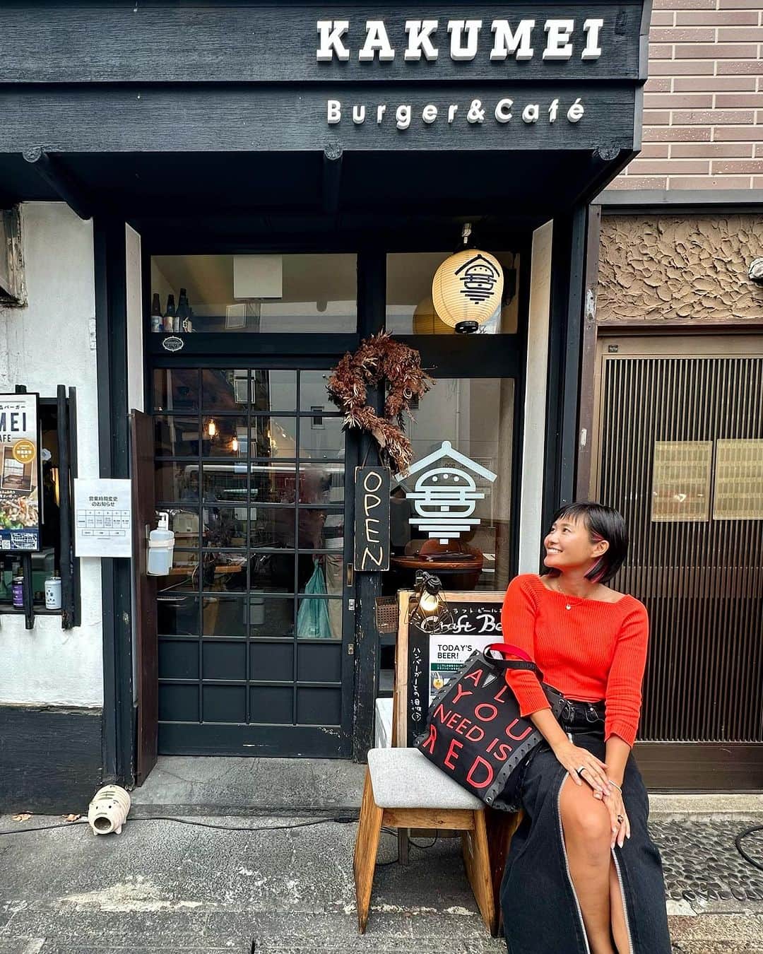 秋吉織栄（宮内かれん）のインスタグラム：「最近、実は蒲田が来てるのでは？！ と、思う秋吉です😋  📌蒲田にレトロオシャレバーガー屋さん発見🍔👀  『革命』とかお店の名前にしちゃうあたり めっちゃ気合い入ってる〜❤️‍🔥❤️‍🔥❤️‍🔥  珍しい💮 味噌カイワレバーガー＋目玉焼きトッピング🍳  めちゃくちゃ美味しかった❣️❣️ クラフトビールも色々あるみたいだし🍺 また行きたいーーー☺️  いただきました🙏(静岡弁)  #蒲田　#kamata #cafe  #ランチ巡り #カフェ巡り #カフェ  #ハンバーガーランチ #lunch #ランチ  #ハンバーガー #hamburger  #selfie #photooftheday #japan #beautifulflower  #trip #travel #trending」