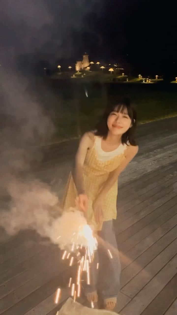 礒部花凜のインスタグラム：「.  事務所のみなさんが、 わたしの夏を叶えてくれました☺️🍻❤️  一緒に花火した気持ちになってくれれそう？？？ .  #花火 #2023夏  #フジファブリック さん聴きながら花火した🎆」