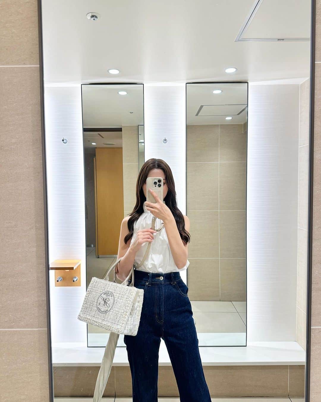 岸本沙季のインスタグラム：「このiPhoneケース背面にカードも小銭も入るからめちゃくちゃ便利！❤︎ ・ ・ tops: @snidel_official  botoms: @lily_brown_official  bag: @hyujenne_japan  iphone case: @demiu_jp」