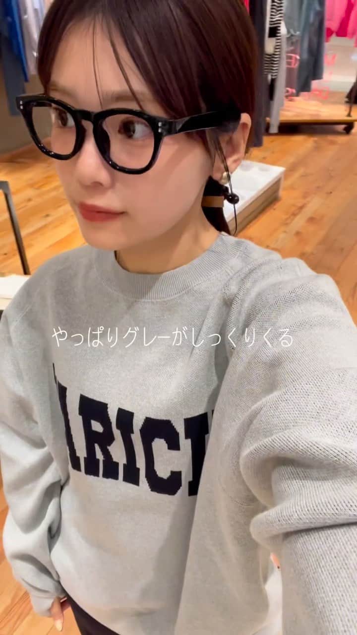 ほたるのインスタグラム：「・ ・ 愛用している通信キャリアauさんの企画「 #auと暮らす 」に参加して、 はじめてお買い物vlogというものを撮ってみました〜🛍🎥  秋服も欲しかったものたちも買えて大満足。  普段から現金を持ち歩かず断然キャッシュレス派なので、リアルにau PAYのヘビーユーザーです。(au歴も12年以上✌️) 最近、auじぶん銀行も開設したので連携して使ってます🤝  au PAYへのチャージはもちろん、Wで使うとポイント活用もうまく出来るのでとってもオススメです💯ポイント還元率も◎  キャッシュレスでサクサク買い物もできて、Pontaポイントもたまるのでラクだし嬉しい☺️同じ買い物をするなら少しでもお得に楽しみたいっ   夜は美味しいお好み焼きも食べてしあわせな１日でした🤍  #auと暮らす #auマネ活 #au経済圏 #shopping #shoppingvlog 🗣アフレコしたよ」