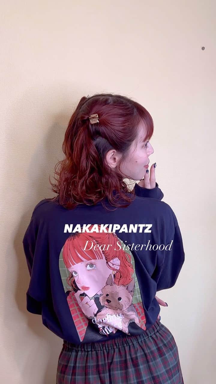 瀬戸あゆみのインスタグラム：「@nakakisan × @dear_sisterhood 、発売開始しました❤️ かわいくわたしみたいな女の子とまゆげみたいなわんわんを描いてもらいました。。！しあわせ！  10/2（月）13:00までに、必ずオーダーしてくださいね🔥  #dearsisterhood  #nakakipantz」