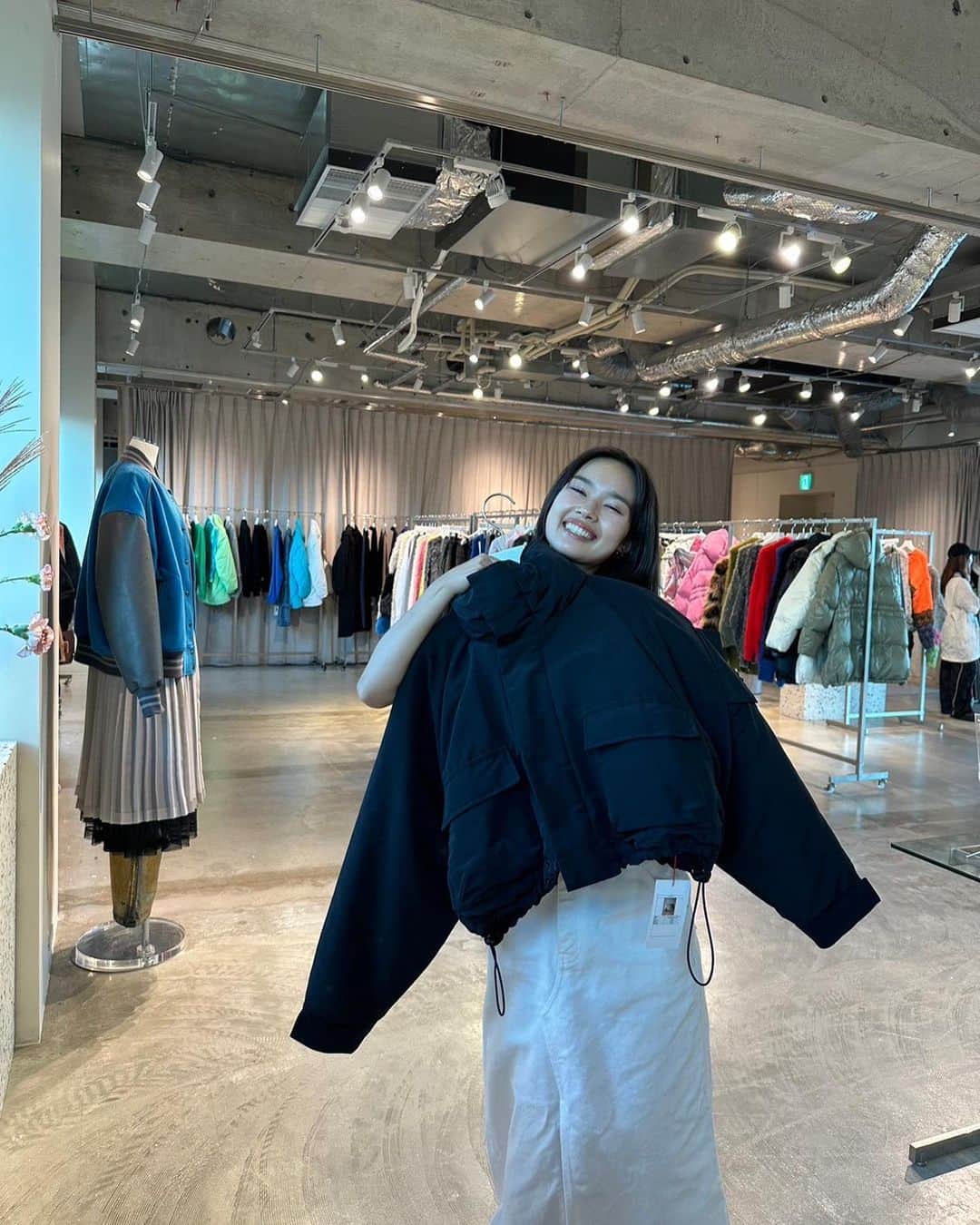 新井舞良さんのインスタグラム写真 - (新井舞良Instagram)「秋の匂いはするけど🍂 まだまだ暑いね〜！！！ 季節の変わり目、体調崩しやすい時期なのでどうか元気でいてね☺️ 栄養ある食べ物たべて、睡眠時間しっかりとってね。 私は今日、鶏肉とブロッコリーの味噌炒めを作りました。季節の変わり目の肌荒れ予防に効くらしいー‼︎🥦　 そして、大好きなスタイリストさんと一緒に、秋服を模索してきたのだ~ 明日から #ニャンちゅう 公開収録で山形に行くよ。山形県河北町のみなさま、待っててねー‼︎」9月28日 21時20分 - myra_arai