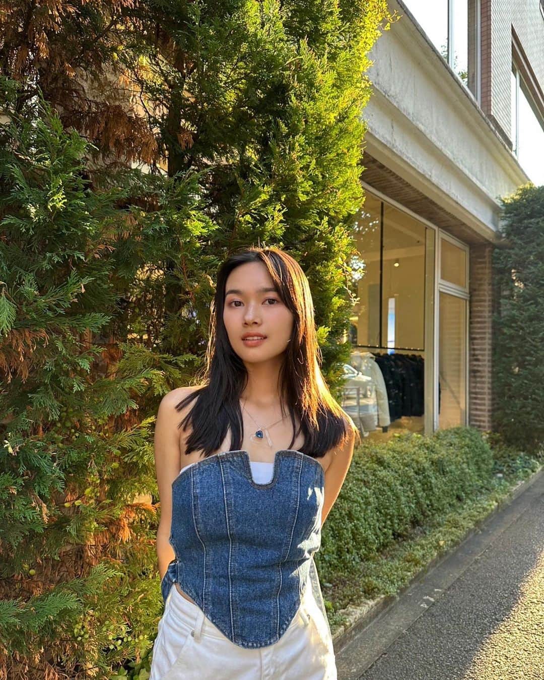 のインスタグラム：「秋の匂いはするけど🍂 まだまだ暑いね〜！！！ 季節の変わり目、体調崩しやすい時期なのでどうか元気でいてね☺️ 栄養ある食べ物たべて、睡眠時間しっかりとってね。 私は今日、鶏肉とブロッコリーの味噌炒めを作りました。季節の変わり目の肌荒れ予防に効くらしいー‼︎🥦　 そして、大好きなスタイリストさんと一緒に、秋服を模索してきたのだ~ 明日から #ニャンちゅう 公開収録で山形に行くよ。山形県河北町のみなさま、待っててねー‼︎」