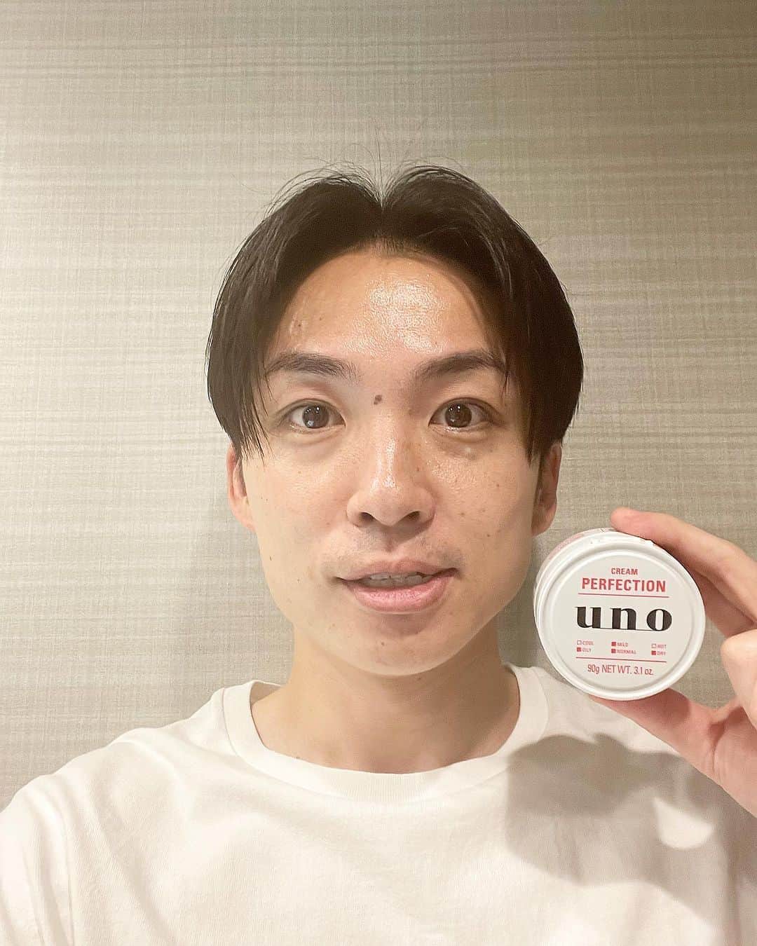 河井ゆずるのインスタグラム：「化粧水しか使ってないよっていう方に特に おすすめです☺️ unoのオールインワン（ウーノ クリーム パーフェクション ａ）は化粧水よりうるおっ て※1肌悩み※2ケアができるので、カサつ きやすい乾燥肌の方は是非使ってみてくだ さい！ 化粧水だけだと肌の水分は蒸発してしまっ てうるおい不足になりやすく、乾燥やカサつ く原因になります。 男性の肌を考えたうるおい成分がしっかり 含まれている上に肌になじんでベタつかな いので使い心地も抜群です！ 自信もっておすすめできるので、ぜひ使っ てみてください✨ ※1 ウーノ スキンセラムウォーター f・ ウーノ スキンバリアローションとの保湿比 較試験結果による（ファイントゥデイ調べ） ※2 テカリ・カサつき・ベタつき等を示します #PR #uno #ウーノ #メンズスキンケア #メンズ美容 #クリームパーフェクション」