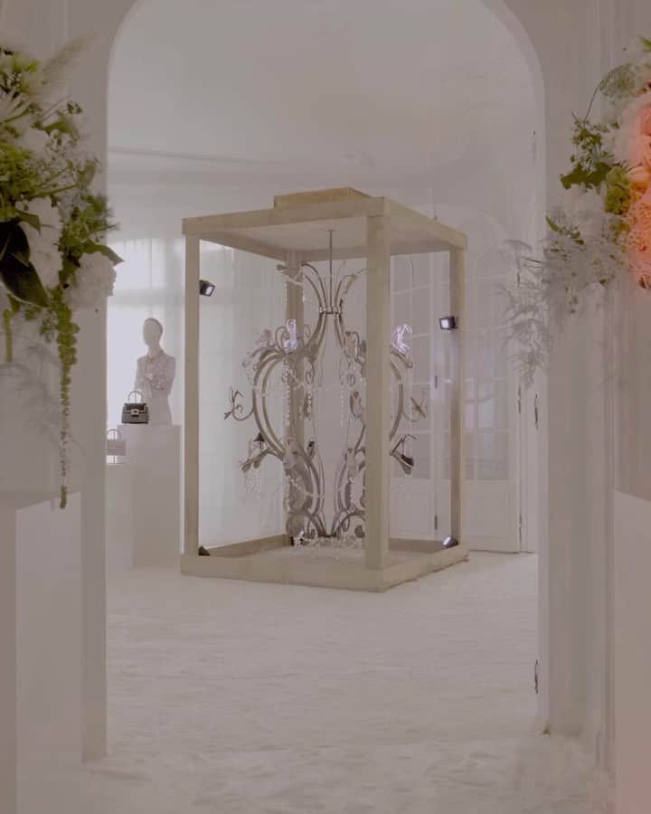 ロジェ・ヴィヴィエのインスタグラム：「Crystal chandeliers display the preciously-crafted evening bags, shoes and jewelry of Les Éléments Vivier. Sparkling crystals and beadwork compose the ornate finishings of the Spring Summer 2024 collection presentation.   #RogerVivierSS24 #RogerVivier #GherardoFelloni」