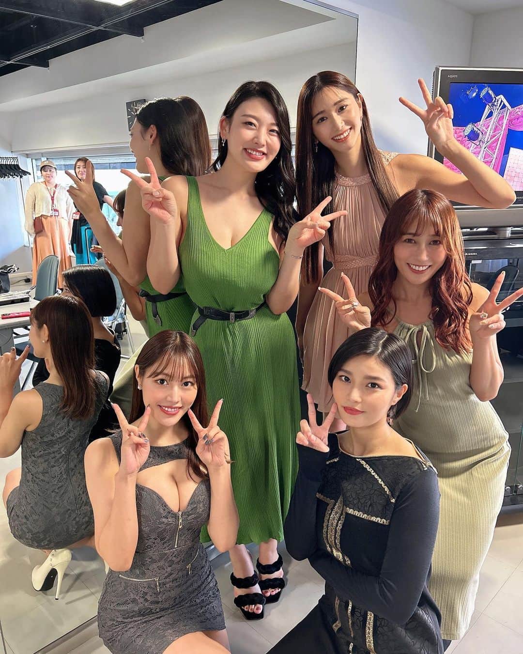 風吹ケイのインスタグラム：「本日24時から‼️ テレビ東京「じっくり聞いタロウ」 出演致しました‼️  美しい美女たちと🥰 見てね！」