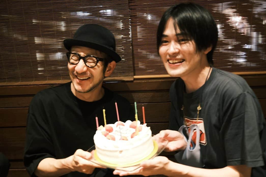 望月歩さんのインスタグラム写真 - (望月歩Instagram)「23歳になりました🥳 家族と現場と、沢山の言葉をいただけて幸せでした！ 去年より今年、今年より来年、もっと賑やかにやって行けるように頑張ろうと思います👀 いつもありがとう。今年もよろしくお願いします！  先日、量産型リコのメンバーにお祝いして頂いた写真📸」9月28日 21時30分 - ayumumochizuki_official