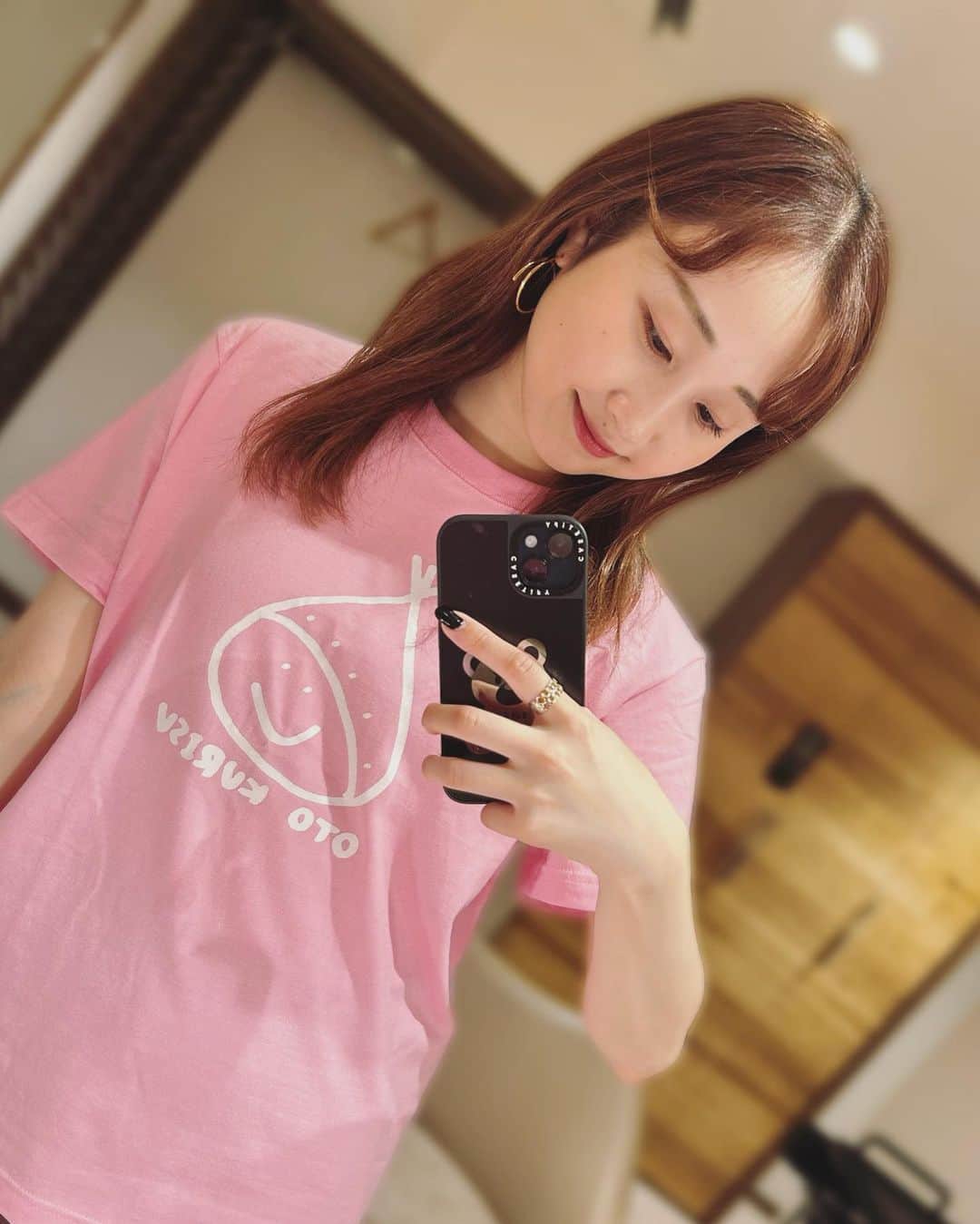 音くり寿のインスタグラム：「お知らせ😌  この度、いつも応援してくださる方々へ 感謝の気持ちを込めまして、 ファンクラブイベントを 開催することが決定いたしました。  いらして下さった方々のお顔を見ながら 色んなことを楽しくお話したり できたらなと思います！  ■音くり寿ファンクラブイベント  日時：2023年11月19日(日)　18:00～19:30  会場：リビエラ東京　ガーデンフォレスト  URL： https://www.riviera.co.jp/tokyo/access/index.html  詳細・チケット販売につきましては、 後日改めてご案内させていただきます。  是非、皆様のお越しをお待ちしております🫧    ……………………………………………………………………………  写真は、、、 オリジナルTシャツを着てみましたぁ🤍 です。笑 オフィシャルサイトからご購入頂く事ができます。 宜しければ是非getして下さい。🤭」