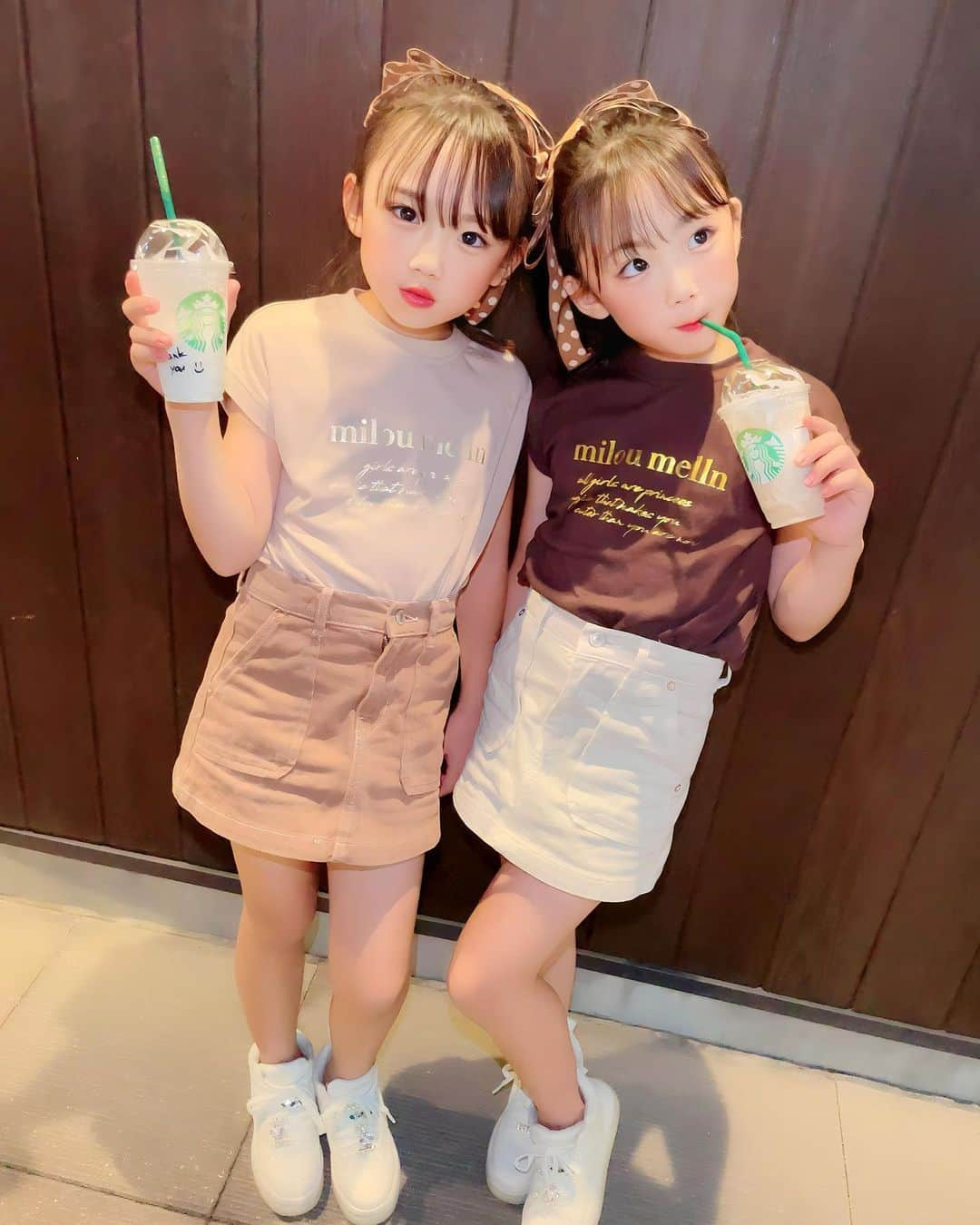 ららここのインスタグラム：「.       @milou.melln_official  ロゴTシャツお気に入り♡♡♡ 　 ロゴの光沢感がたまらん🥺💕 　  ------------------------- 身長129cm👧129cm tops▷ 130cm着用 skirt ▷ 130cm着用 ------------------------- 　 tops ▶︎ @milou.melln_official  skirt ▶︎ @zarakids  shoes ▶︎ @zarakids  　   #lalacoco #ららここ #双子 #twins #9歳#子供服 #韓国子供服 #小学生コーデ #キッズコ ーデ #キッズファッション #kidscode #こどもふく #インスタキッズ #キッズコーデ女の子 #小学生女子 #キッズ服 #小学生 #kidsfashion  #kids #milou_melln#milou_mellnコーデ #ミルメルン#zara#zaraコーデ」