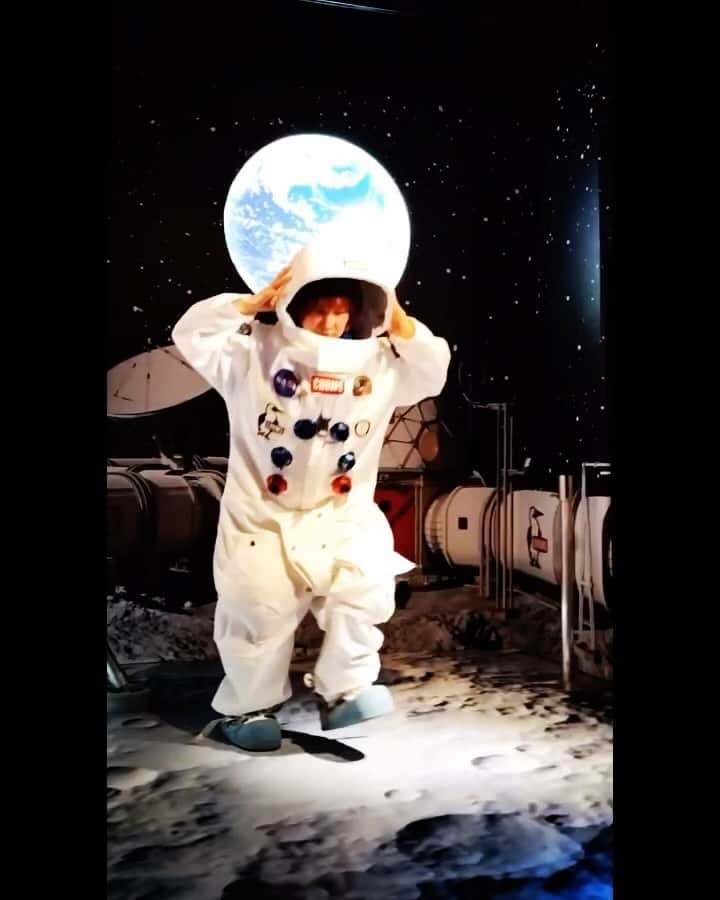 鈴木蘭々のインスタグラム：「バイバイ👋地球🌏😘  東京🗼タワーから月へひとっ飛び🌕  こんなにちっさい掌サイズの探査機YAOKIが👀NASAの月探索プロジェクトに参加するんですってよ💨  凄いねぇ…  私にとって東京タワーって🗼思い出の場所なんですよね☺️  まだ何にも持っていなかった学生時代、息抜きで学校帰りにふらっと遊びに来ては遠くを眺めて色んな未来を想像したり☺️今は無き懐かしの蝋人形館できゃっきゃ言いながら遊んだりした場所なんです  その時既に古めかしい昭和レトロを楽しめる場所だった東京タワー🗼  でも今は全く様変わりした東京タワー😆  新しくなってからも来てますけど今回は遊びでは無く仕事の打ち合わせで来訪💨  でもちゃんと遊んで帰りました（笑）  ところで なんでなんでナンデ？の歌詞は学生時代、芸能の仕事をしつつ弁当屋でもバイトしながら勉強＆レッスンも頑張っていた私が  ここの展望台から遠くを眺めて色んな事を考えていた瞬間の切り取りなんです  余談でした（笑）  #東京タワー #夜景も大好き #フードコートも必ず使用❤️ #外国人多し #ラーメンが人気だった」