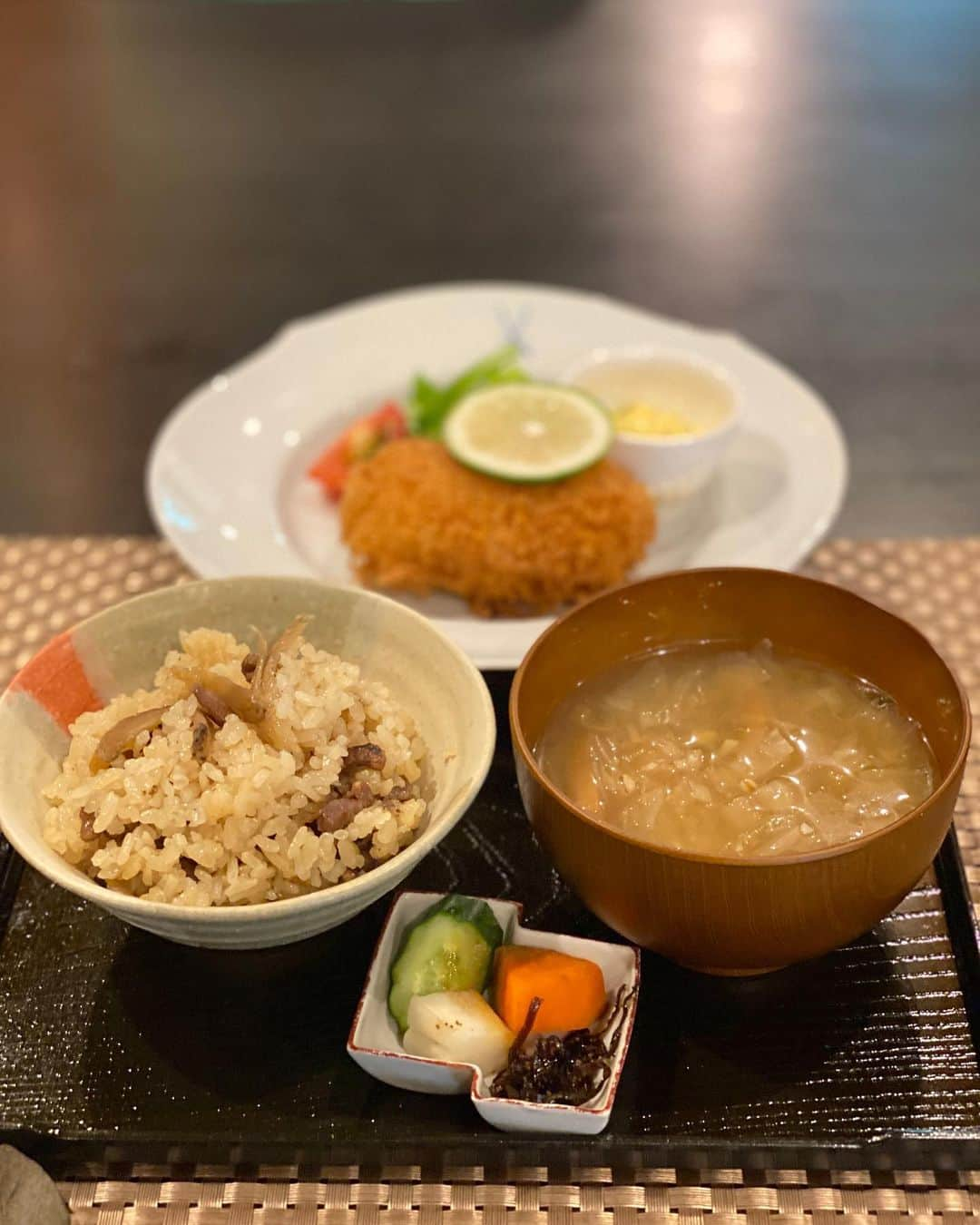 前川由希子さんのインスタグラム写真 - (前川由希子Instagram)「神代邸🍽  何度伺っても感動する🥹 こんなに手間暇かけられたものを お腹いっぱいいただけるなんて、 めちゃくちゃ贅沢。  お腹いっぱいになりすぎて、 デザートにたどり着けなかった。。  年内もう一回、できれば二回行きたい♡  @koujirotei  #神代邸  #神代邸ランチ  #神代邸ファーム のサラダから満足 #豆皿  #豆皿ランチ  #予約必須」9月28日 21時29分 - maekawa.yukiko