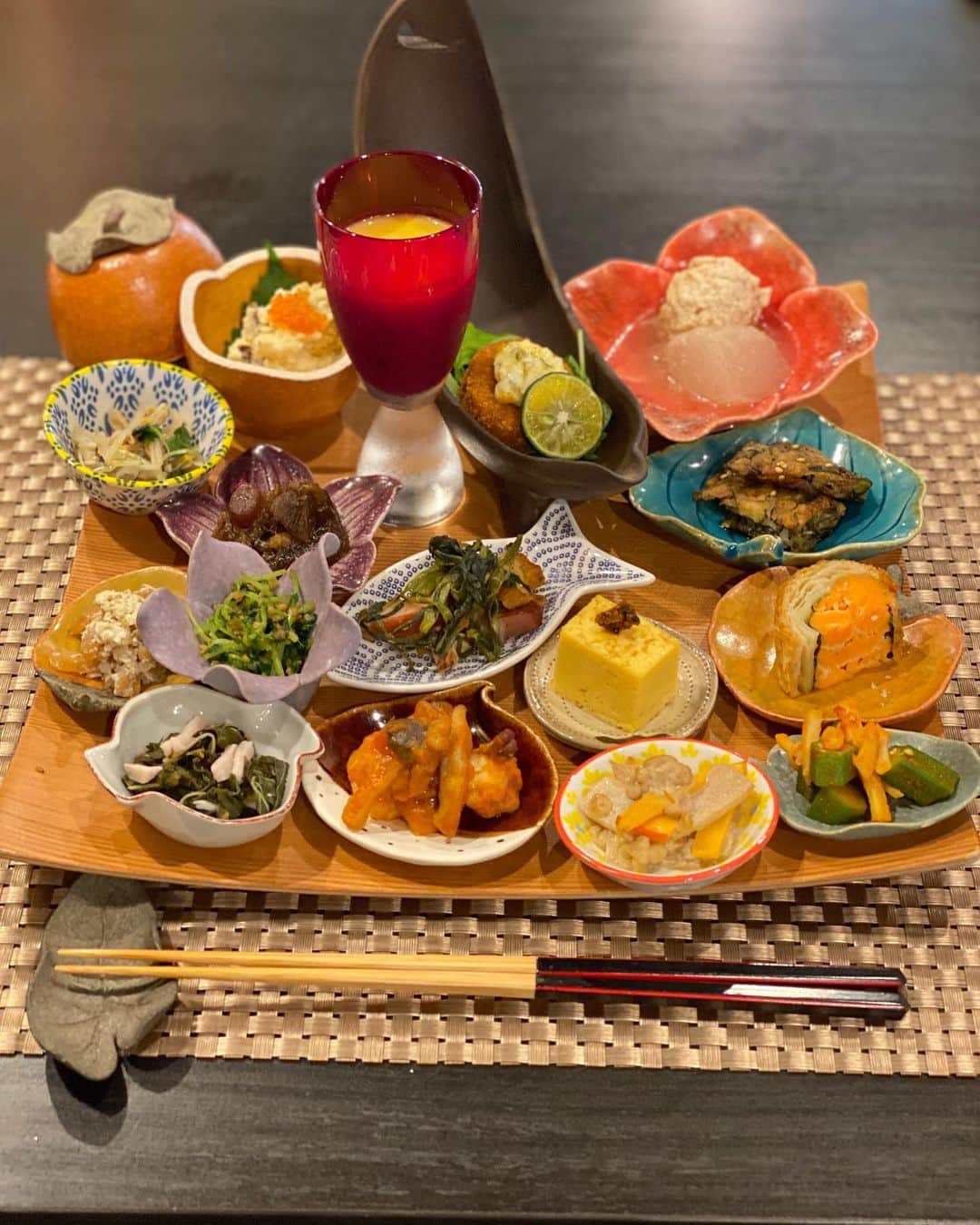 前川由希子のインスタグラム：「神代邸🍽  何度伺っても感動する🥹 こんなに手間暇かけられたものを お腹いっぱいいただけるなんて、 めちゃくちゃ贅沢。  お腹いっぱいになりすぎて、 デザートにたどり着けなかった。。  年内もう一回、できれば二回行きたい♡  @koujirotei  #神代邸  #神代邸ランチ  #神代邸ファーム のサラダから満足 #豆皿  #豆皿ランチ  #予約必須」