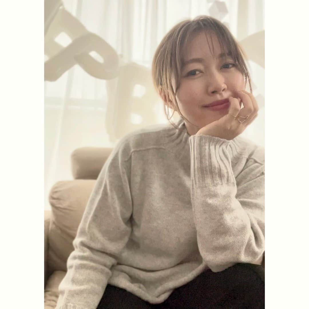 坂本美雨さんのインスタグラム写真 - (坂本美雨Instagram)「まだまだ日中は汗ばむけれど、秋冬の洋服にわくわくする季節。  立ち上がったばかりの&PremiumのONLINE STOREから、気になっていたニットを着させていただき、サバと溶け合いました…💖  &Premiumとマーガレット・ハウエルが一緒に作ったリサイクルカシミアのニット。とっても気持ちよくて肌に触れるとしあわせ…。今年の冬はサバ美とペアルックでいきますっ。  @and_premium  #アンドプレミアムオンラインストア #マーガレットハウエル #サバ美 #PR」9月28日 21時39分 - miu_sakamoto