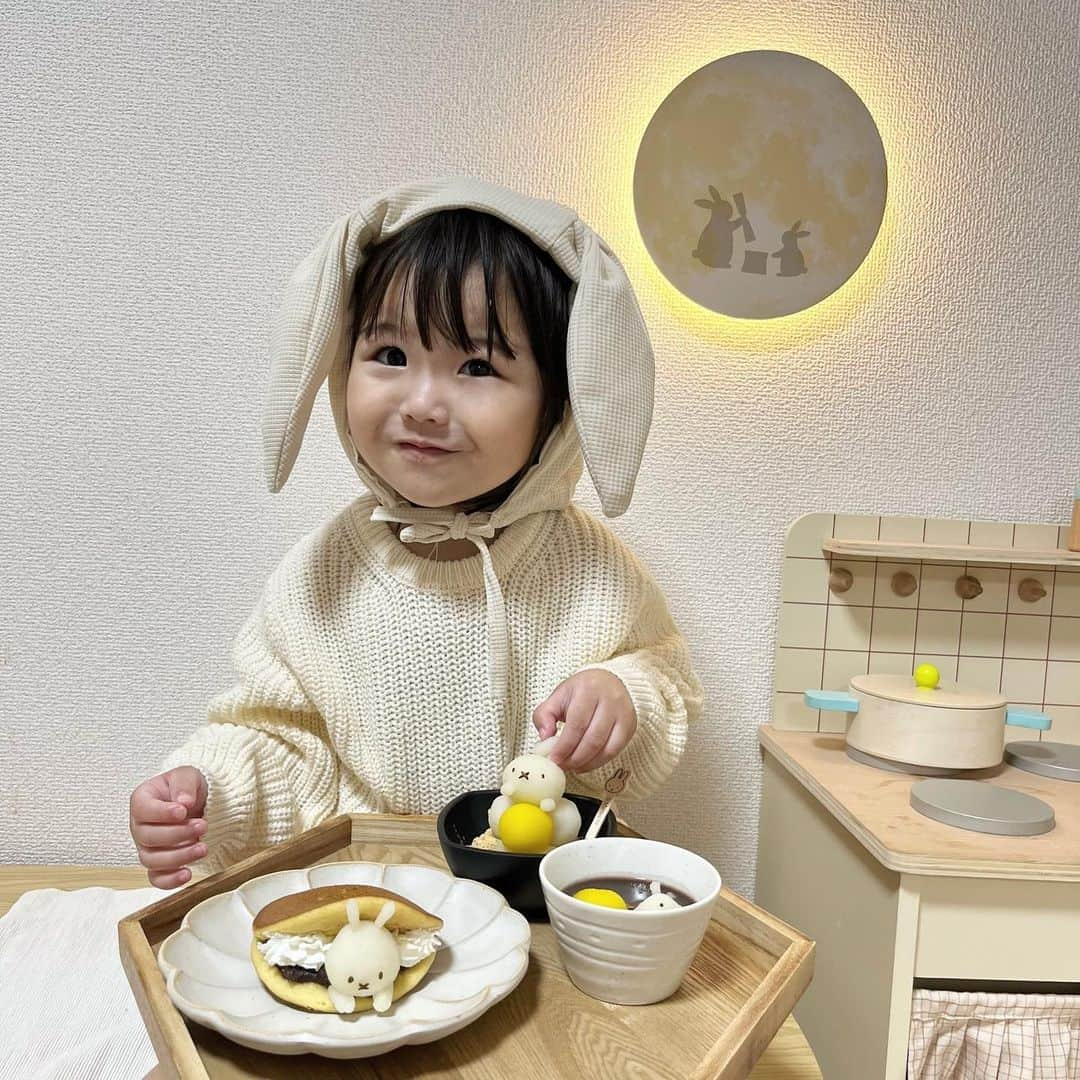 はやめいのインスタグラム：「. お月見スイーツ 🐇 🌕   ミッフィーお団子をつくりました (・ⅹ・）  娘っちが ｢ミッフィーだ！わー！かわいい！｣ と喜んでくれてなんだか成長を 感じました 🤭🤍  一緒にころころ丸めてくれました 👧🏻  #お月見スイーツ#お月見#十五夜 #ミッフィーお団子#ミッフィー団子 #手作りスイーツ#おうちカフェ #こども #こどものいる生活#シングルマザー #シンママ#シンママライフ #こどものいる暮らし#キッズ #ママスタグラム#2歳8ヶ月  #ミッフィースイーツ」