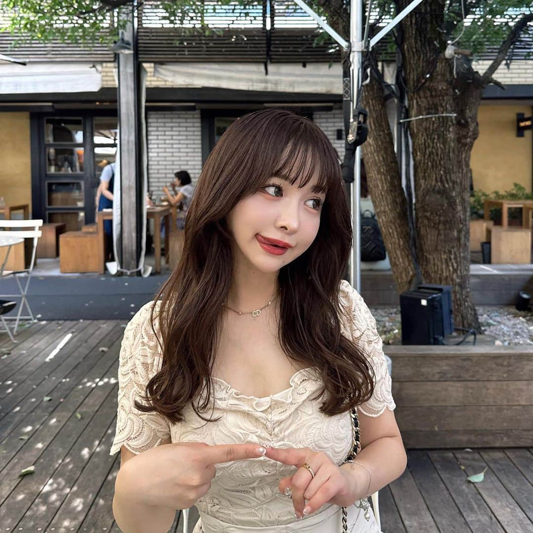 平松可奈子さんのインスタグラム写真 - (平松可奈子Instagram)「載せるタイミングを 逃した写真達が沢山あるので 整理して載せていきたい🥚  あいりちゃんと ランチした日の🥞♡  背が低いので 厚底のスニーカーを探してて やっと可愛いのみつけたので この日はオールホワイトコーデ👟  14日に女の子限定で フリマをします🎀 可愛いお洋服沢山だすので ぜひ来て下さい♪ チケット発売中🎟️  #フリマ　#kanacofashion  #ホワイトコーデ  #スニーカー #girly #lilybrown  #dior #chanel」9月28日 21時31分 - 11kanaco14