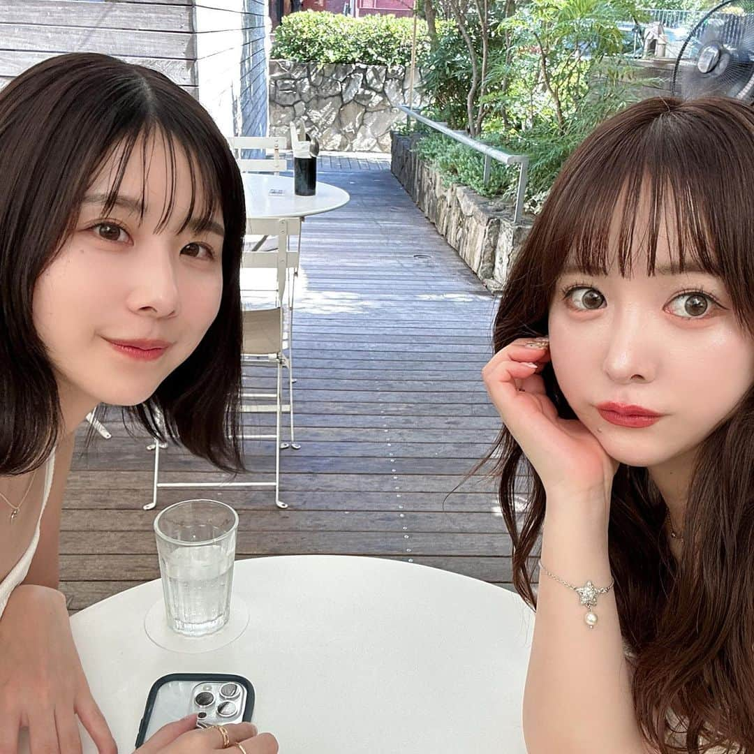 平松可奈子さんのインスタグラム写真 - (平松可奈子Instagram)「載せるタイミングを 逃した写真達が沢山あるので 整理して載せていきたい🥚  あいりちゃんと ランチした日の🥞♡  背が低いので 厚底のスニーカーを探してて やっと可愛いのみつけたので この日はオールホワイトコーデ👟  14日に女の子限定で フリマをします🎀 可愛いお洋服沢山だすので ぜひ来て下さい♪ チケット発売中🎟️  #フリマ　#kanacofashion  #ホワイトコーデ  #スニーカー #girly #lilybrown  #dior #chanel」9月28日 21時31分 - 11kanaco14