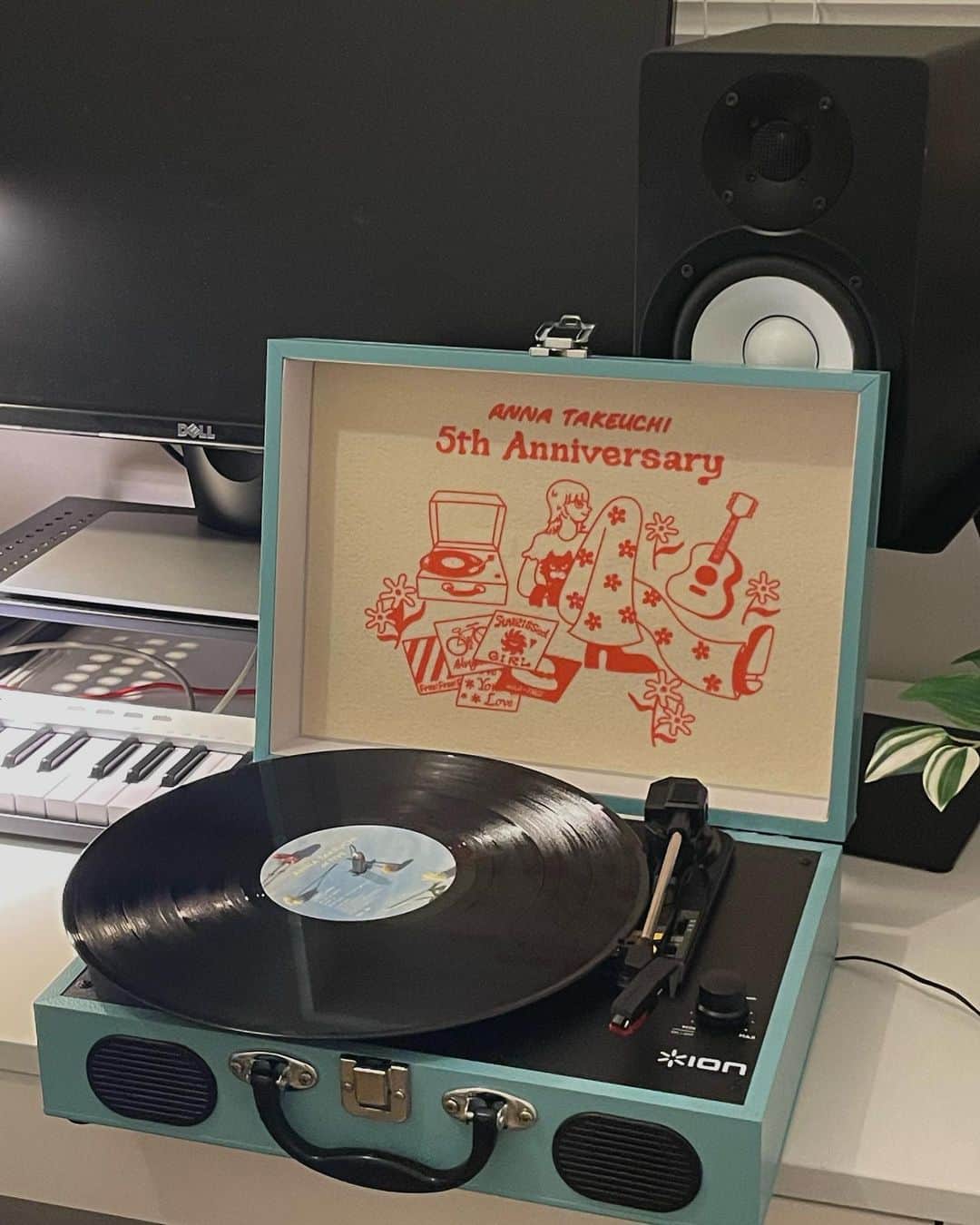 竹内アンナさんのインスタグラム写真 - (竹内アンナInstagram)「ㅤㅤㅤㅤㅤㅤㅤㅤㅤㅤㅤㅤㅤ  オリジナルレコードプレイヤー 発売決定しました〜🦋🍊  デビュー5周年記念＆ 今までリリースした作品全ての レコード化を記念したとっておきです。  Toyamegさんのキュートなデザインに 持ち運び可能なトランク型、 最高やないの…  レコードプレイヤー初めての人にも 使いやすくてとってもおすすめです。 ㅤㅤㅤㅤㅤㅤㅤㅤㅤㅤㅤㅤㅤ ぜひチェックしてみてね！ rocket-exp.com/takeuchianna」9月28日 21時34分 - annasingguitar