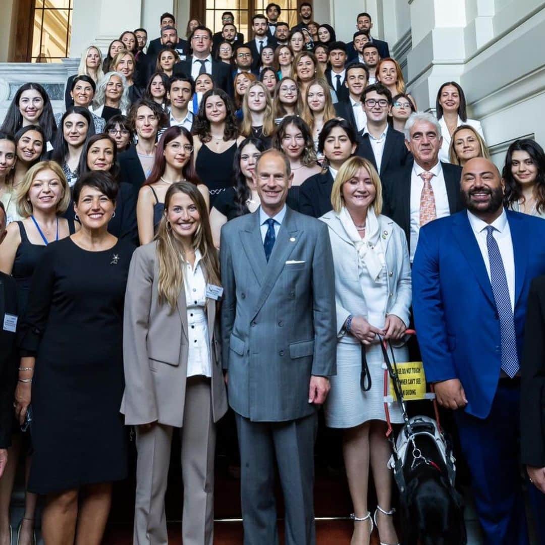 ロイヤル・ファミリーのインスタグラム：「🇹🇷 The Duke of Edinburgh has been in Turkey this week, meeting young people taking part in The Duke of Edinburgh’s @international_award programme, which currently has over over 8,000 participants across 34 provinces.   His Royal Highness visited Istanbul and Ankara, undertaking engagements which celebrated the best of Turkey and the UK.  Visit our link in bio to find out more.」