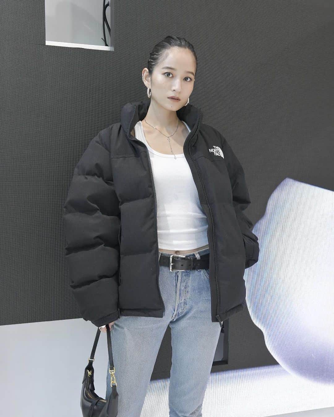 入夏のインスタグラム：「REGENERATIVE CIRCLE のPOP UP SHOPが丸の内ビル1階にオープンしたので、 お邪魔してきました！  構造たんぱく質素材Brewed Protein™繊維を使ったプロダクトが揃うポップアップになっていて、私が着ているダウンにも、Brewed Protein™繊維が使用されているの✨  微生物から作られていると聞いて驚いちゃった！🥹 微生物発酵プロセスによって作られる次世代型の新素材で枯渇資源に頼る現代社会を再生し、より循環可能にしていくという期待が持てるなんて素晴らしいよね💕  ポップアップは来年1月まで開催しているよ！  @regenerative_circle @goldwin_official  #regenerativecircle #brewedprotein #goldwin #spiber」
