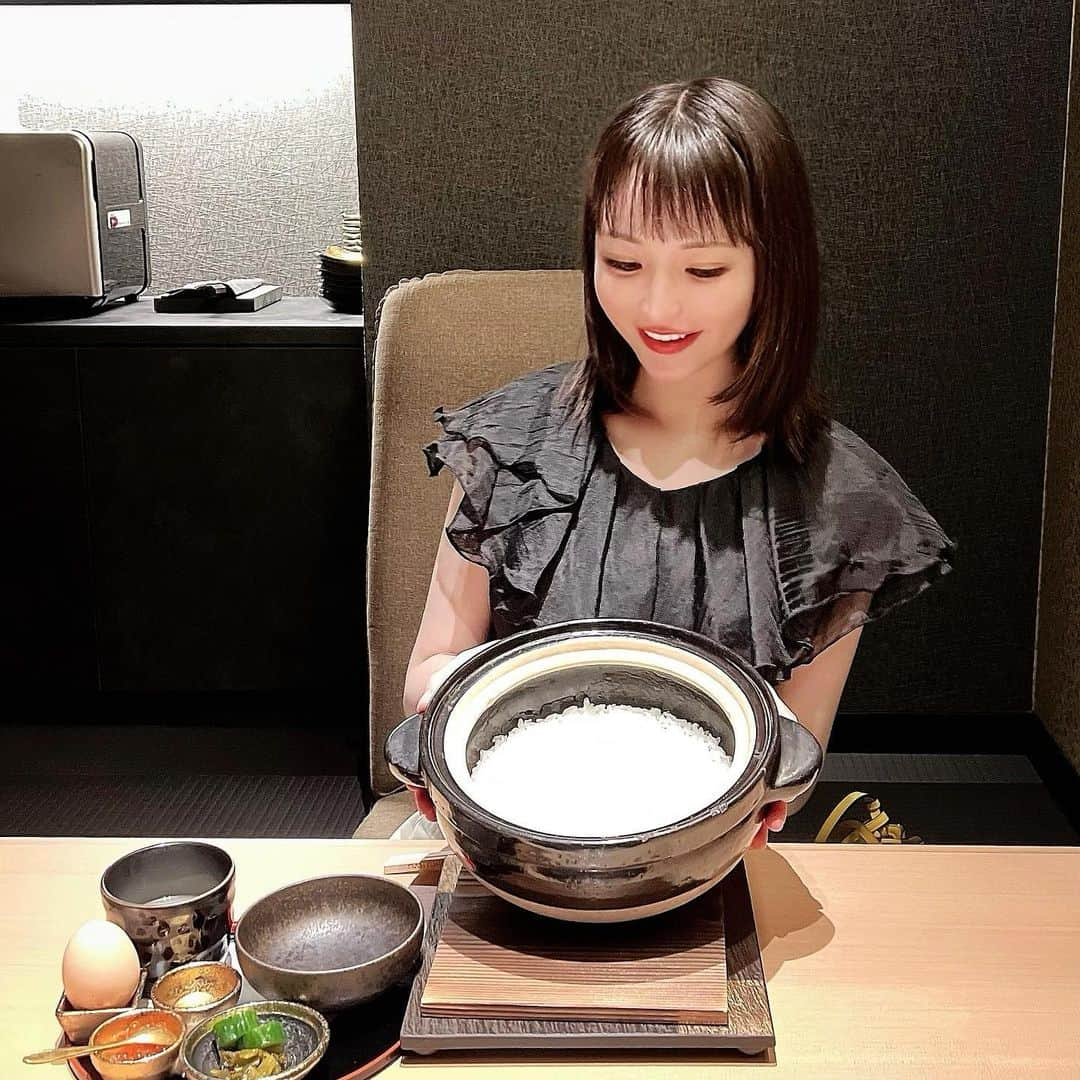 Machikoのインスタグラム：「個室3部屋のみの会員制の焼肉屋さん @yakiniku.9  焼肉屋さんで白米まで美味しいのとっても嬉しい✨ 2合では足りなくお代わりしたかったです😌 お米は龍の瞳をいただきました🍚  同じビルの地下1階にあるラグジュアリーな空間では シミュレーションゴルフが出来ます⛳️ @the_golf_tokyo   ゴルフウェアも貸していただけて ピンクのミニスカを履いてしまいました🙏🙇‍♀️  フロア貸切なのでパーティー、しゃぶしゃぶ @shabu9nishiazabu のオーダーなども可能みたいです。  #やきにく九 #thegolftokyo」