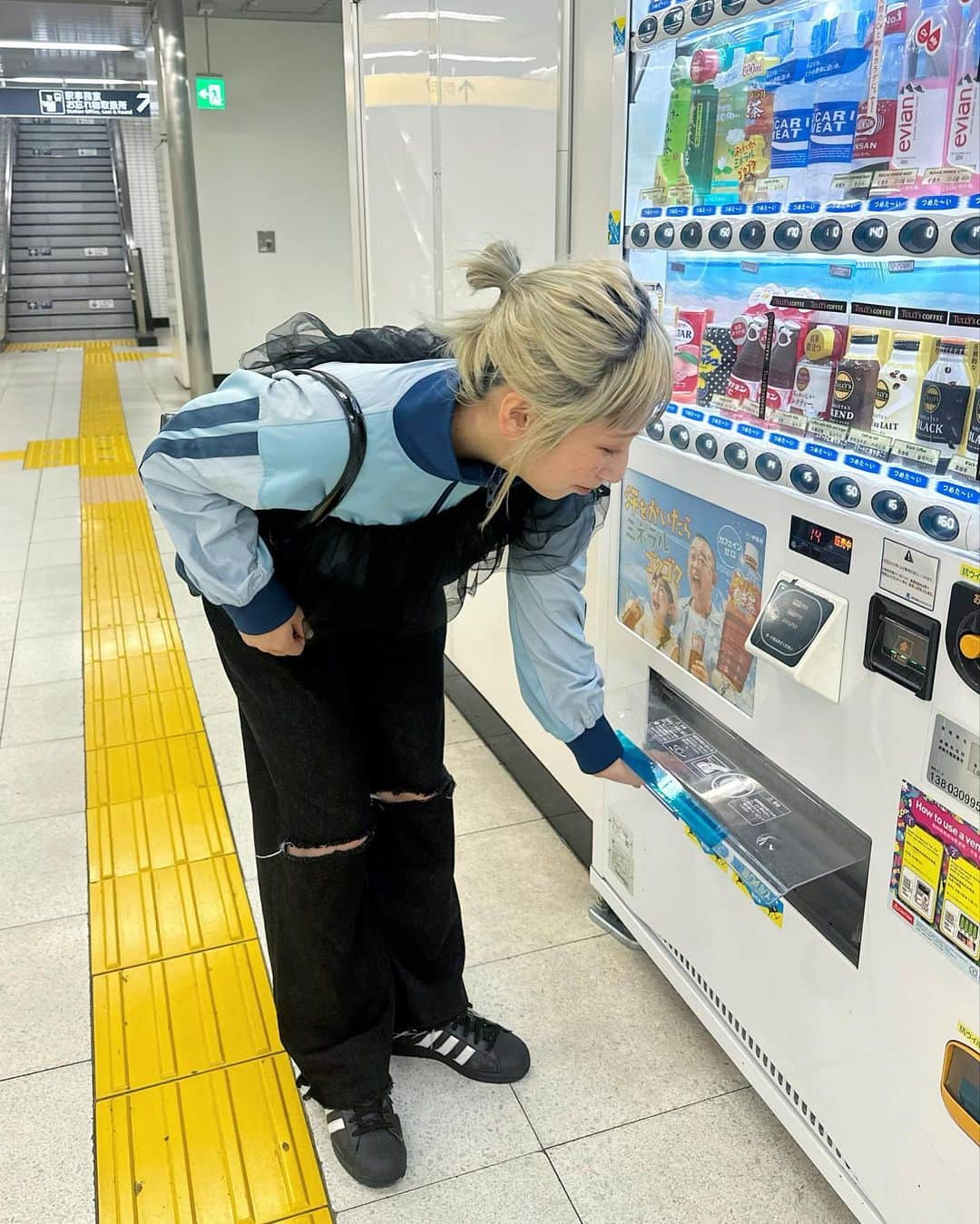 ARISAのインスタグラム：「ㅤㅤㅤㅤㅤㅤㅤㅤㅤㅤㅤㅤㅤ ㅤㅤㅤㅤㅤㅤㅤㅤㅤㅤㅤㅤㅤ トラックジャケット 気分すぎて良く着ちゃう🐬 ㅤㅤㅤㅤㅤㅤㅤㅤㅤㅤㅤㅤㅤ とにかく 上から何かを重ねるのが🤞🏻 ㅤㅤㅤㅤㅤㅤㅤㅤㅤㅤㅤㅤㅤ 今日は撮影前に デカビタチャージ！🍋 ㅤㅤㅤㅤㅤㅤㅤㅤㅤㅤㅤㅤㅤ明日もう金曜か！頑張りましょー ㅤㅤㅤㅤㅤㅤㅤㅤㅤㅤㅤㅤㅤ ㅤㅤㅤㅤㅤㅤㅤㅤㅤㅤㅤㅤㅤ ㅤㅤㅤㅤㅤㅤㅤㅤㅤㅤㅤㅤㅤ ㅤㅤㅤㅤㅤㅤㅤㅤㅤㅤㅤㅤㅤ #トラックジャケット #ジャージ #ジャージコーデ #コーデ#ビスチェ#チュールビスチェ#チャオパニック#チャオコーデ#チャオ#原宿#明治神宮前#スポーティー #スポーティーコーデ #お団子#オン眉ボブ #オン眉ロング #アディダス#アディダスオリジナルス #adidas #adidasoriginals #superstar #スーパースター#お団子ヘア」