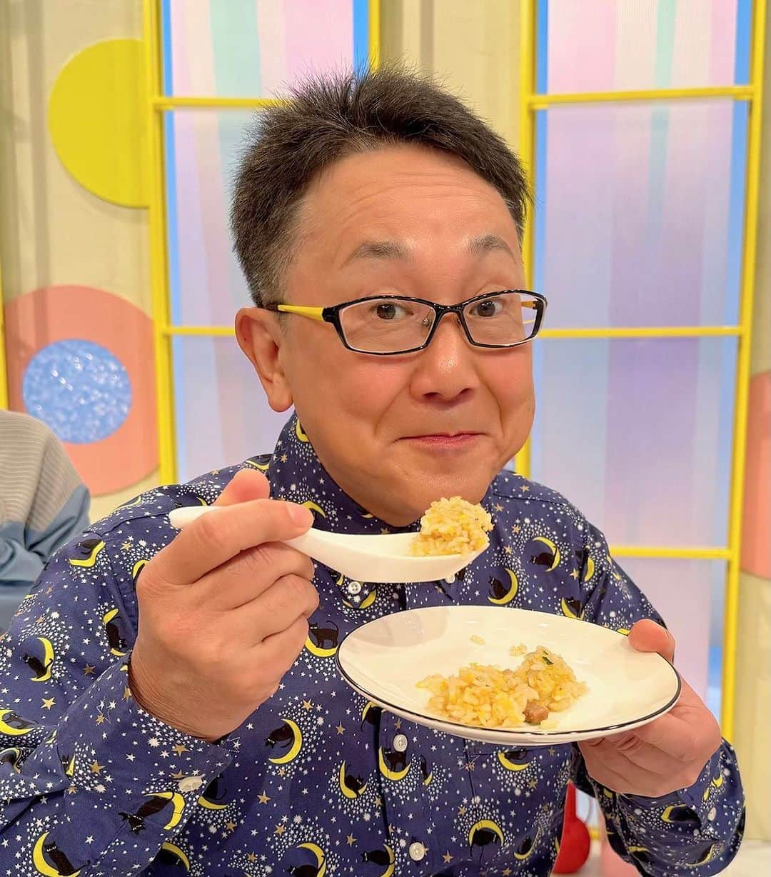 森武史のインスタグラム：「今朝 #すまたん で食べた #味の素 の #冷凍食品 #白チャーハン 中華料理店の #チャーハン のようで美味でし♫た〜！ＣＭ撮影気分で写真撮影しまし♫た〜！」