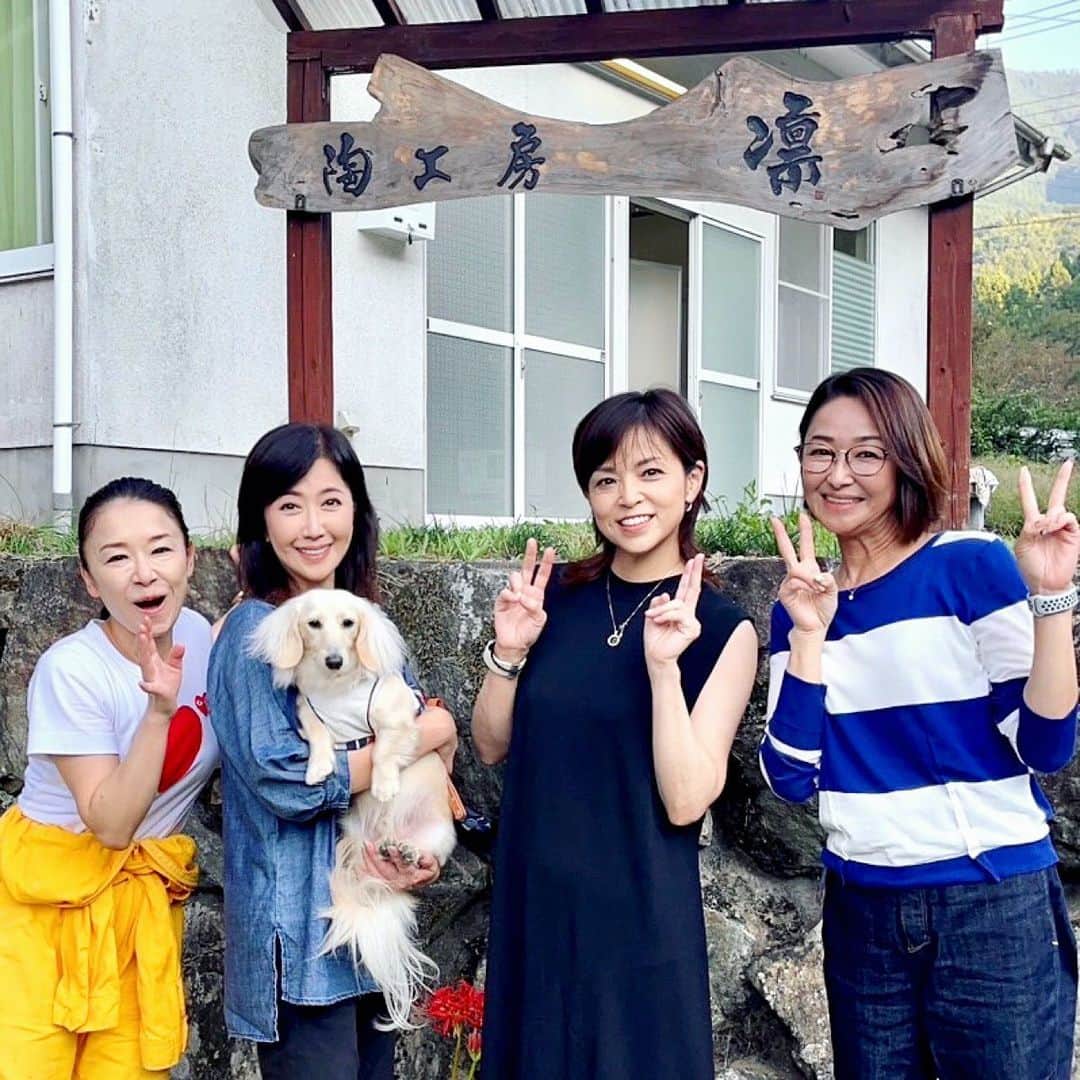 伍代夏子のインスタグラム：「今日は東秩父までドライブ🚗 公水ちゃんの工房で帯留の絵付けです🖌️ さぁて… どんな色になるかな〜🥰 #陶工房凛 #岩本公水 さん #石原詢子 さん #大石まどか さん #りくも一緒」
